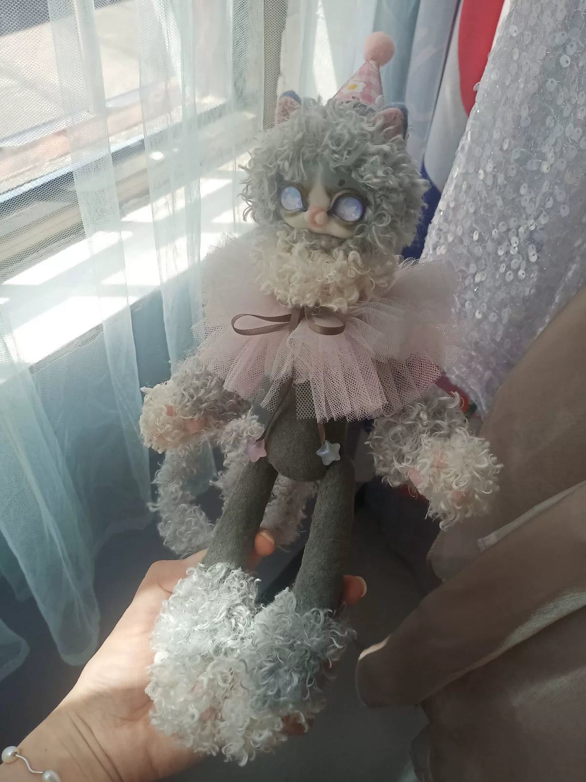 Muñeco de gato Devon Rex con pelaje rizado gris