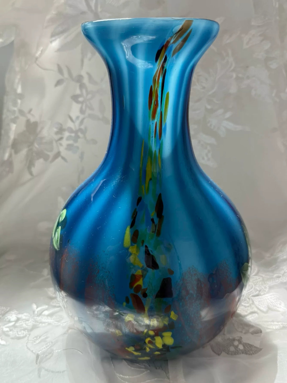 Vintage blaue Glasvase mit handgefertigten Blumenmotiven