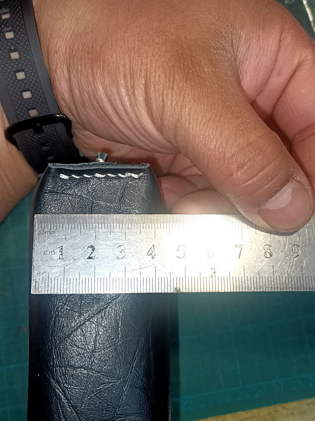 Handgefertigter Leder-Geldbeutel mit Metallverschluss