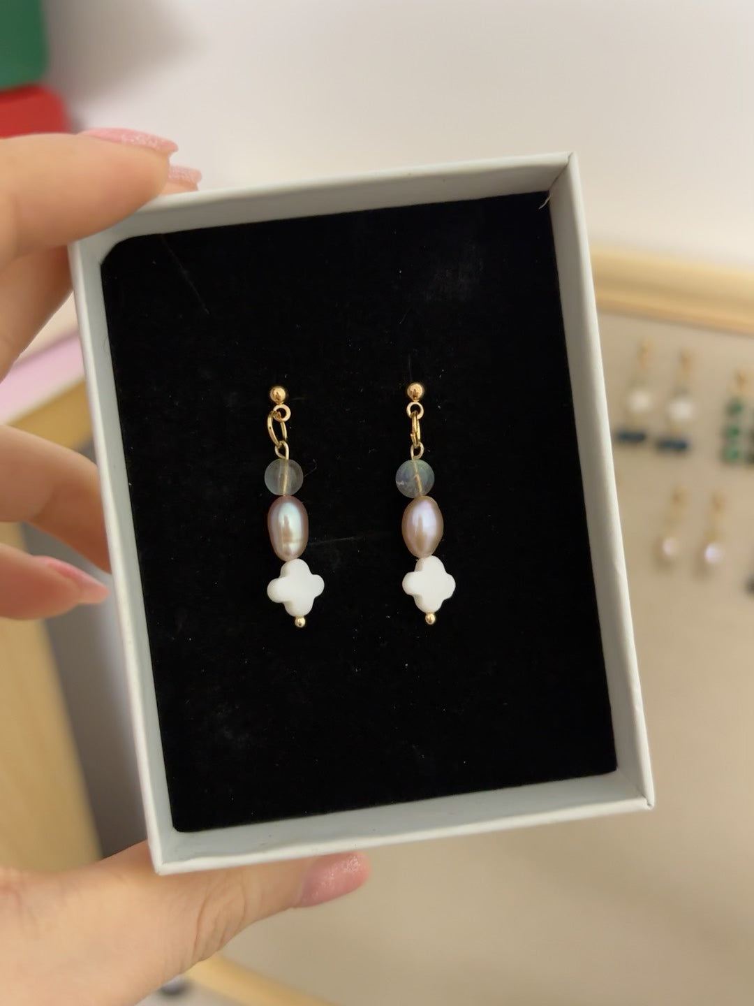 Pendientes largos dorados con perla de agua dulce y flor