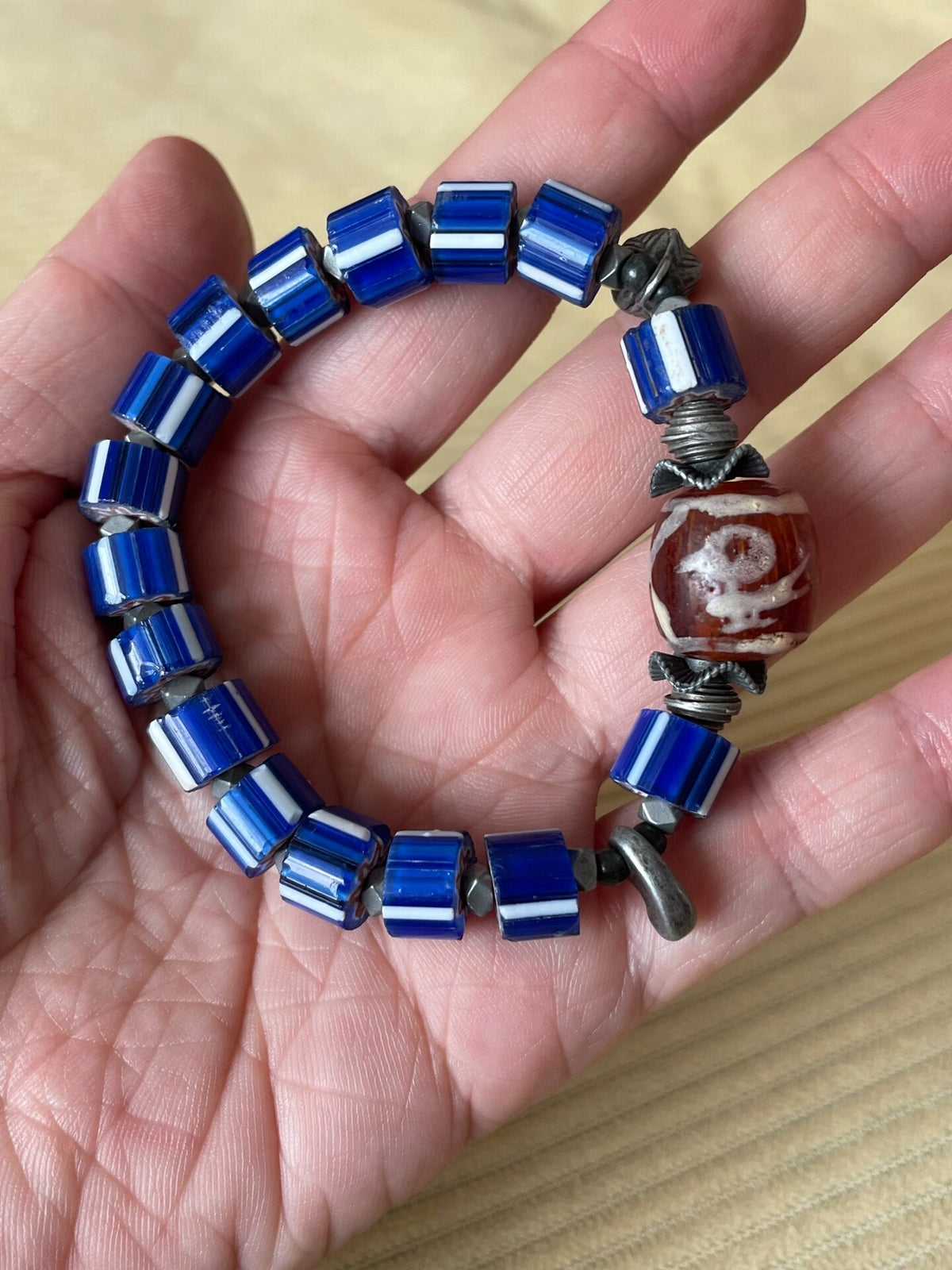 Pulsera de vidrio antiguo con cuentas de chevrón azul