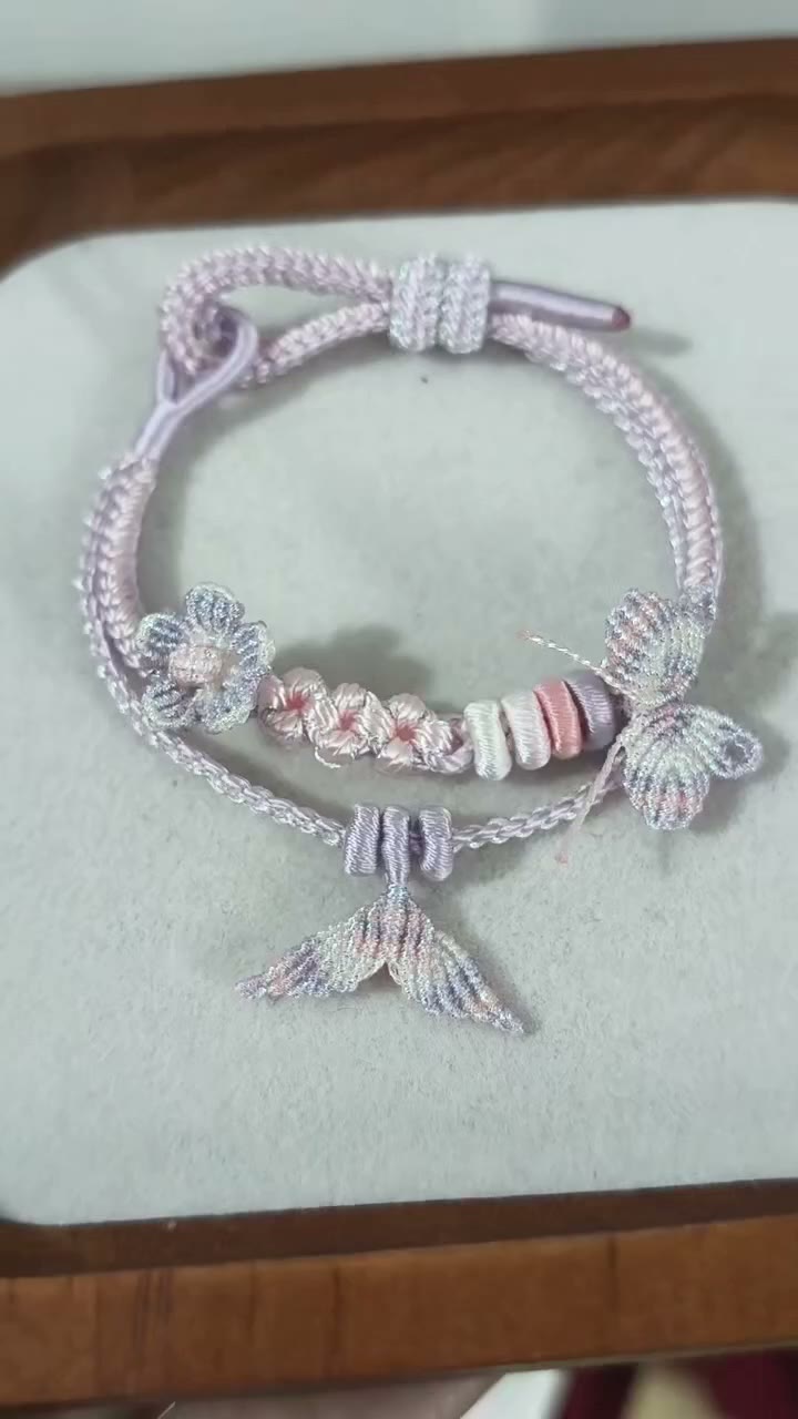 Pulseira Trançada à Mão Gradiente Roxo Rosa com Pingente de Borboleta
