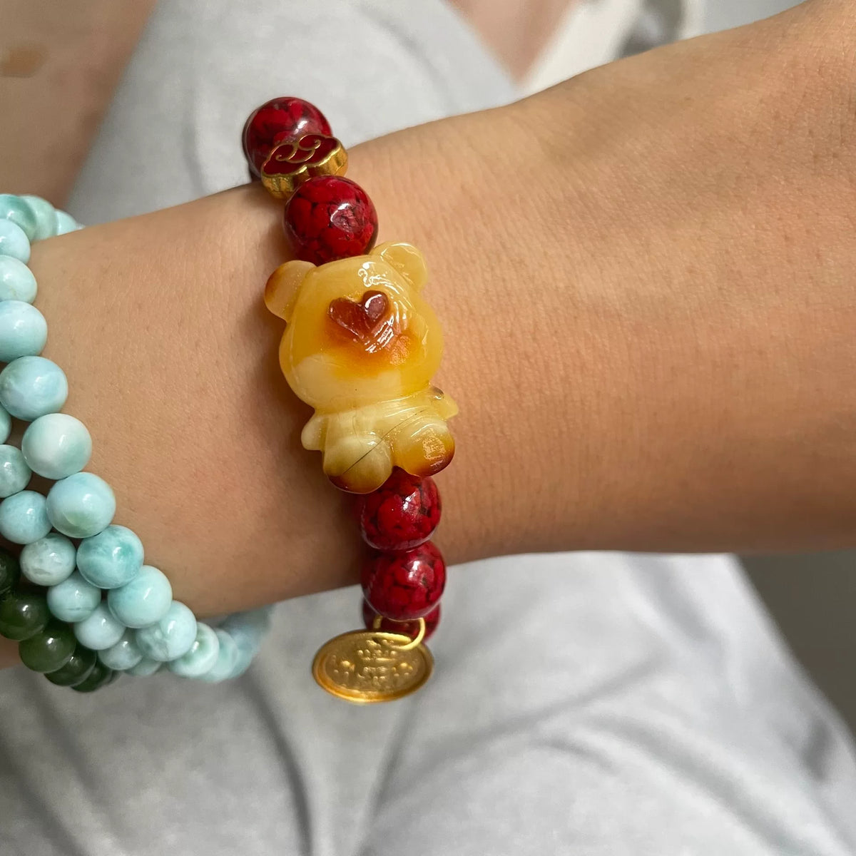 Pulsera con dije de oso en ambar de miel