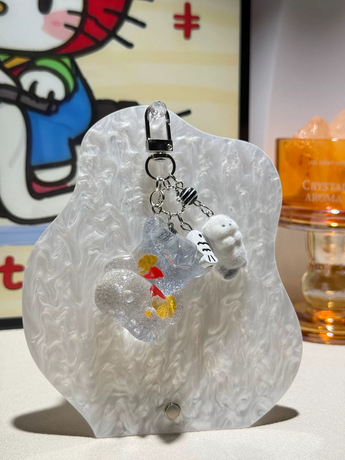 Hänge i klar resin med pom-pom