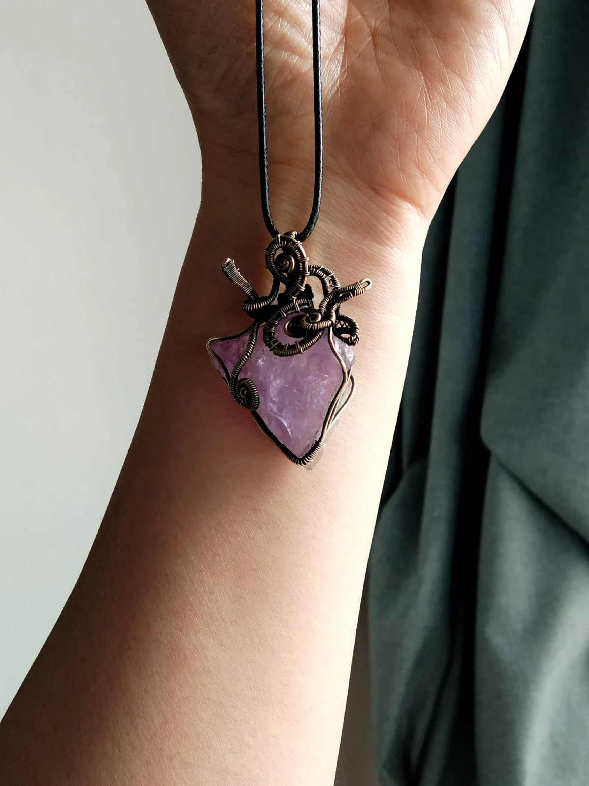 Collar con colgante de corazón hecho a mano con amatista bruta