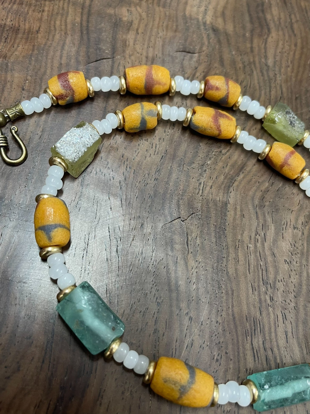 Collar de cuentas de vidrio verde espuma