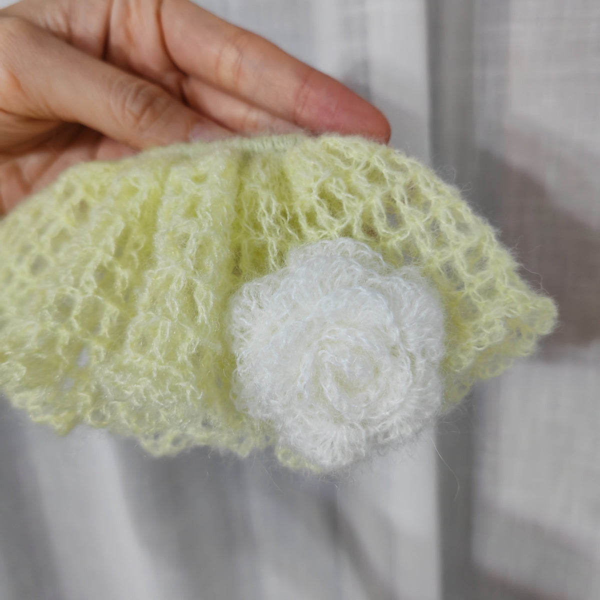 Scrunchie de Cabelo em Croché Feito à Mão com Flor Branca