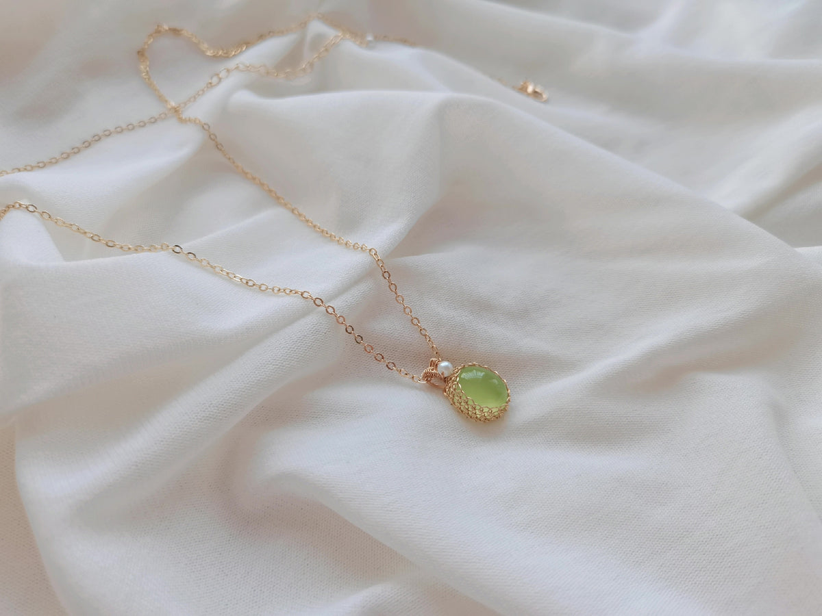 Pendentif en préhnite serti de fil