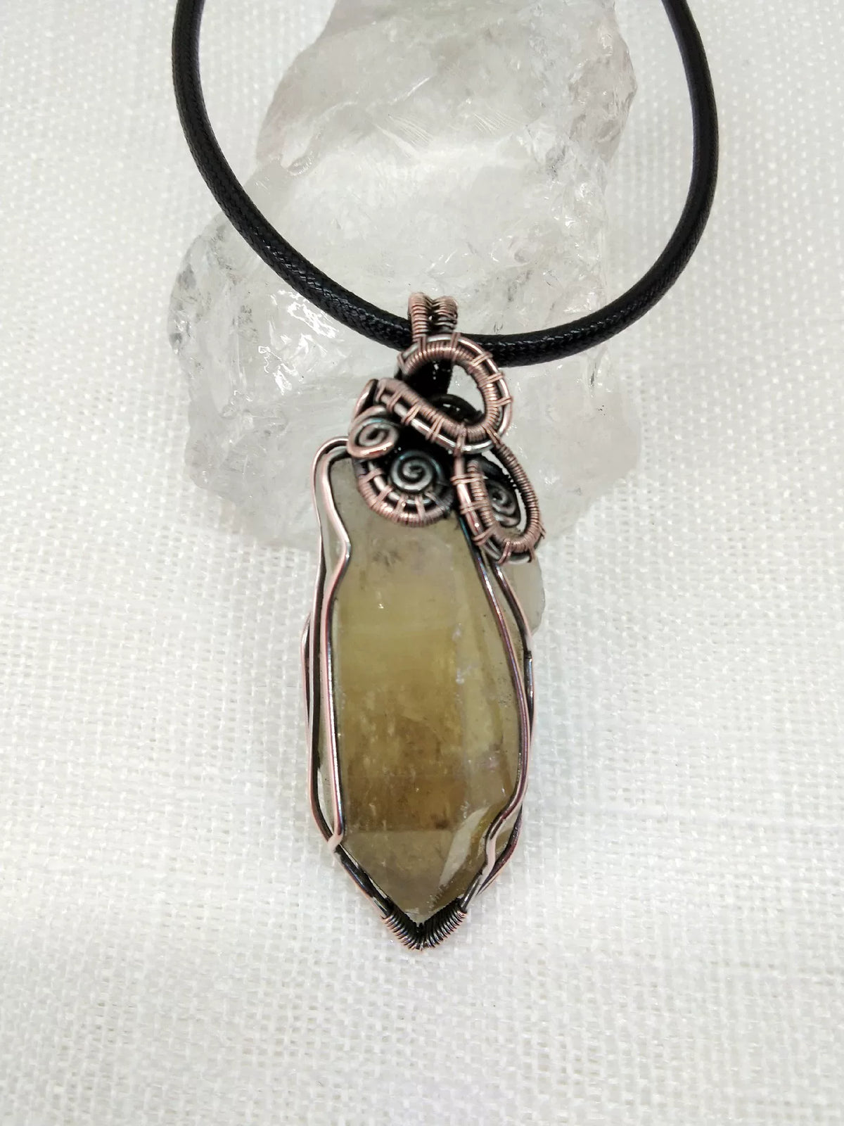 Collar con Dije de Citrina Amarilla Envuelto en Alambre