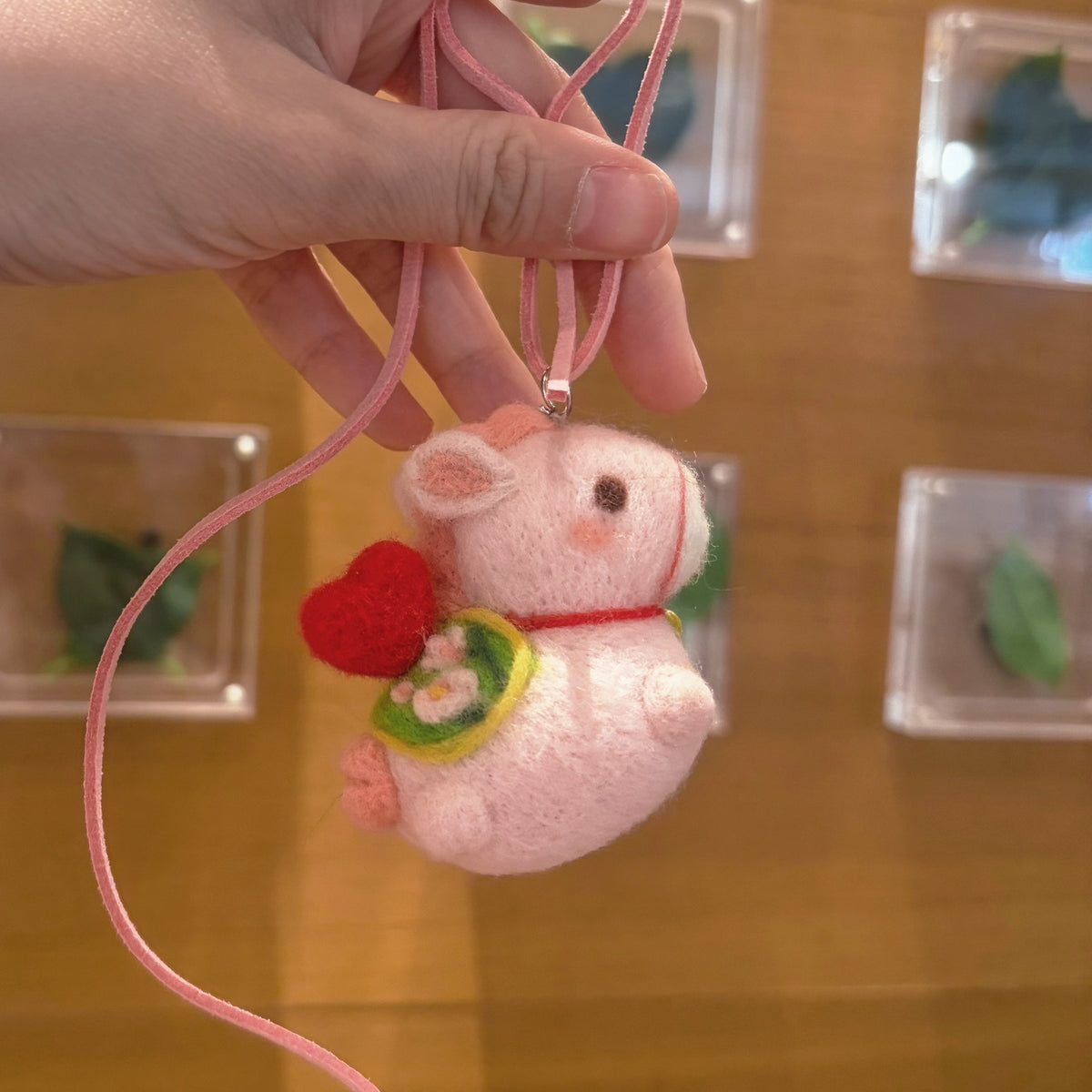 Figurilla de caballo de fieltro rosa con corazón rojo