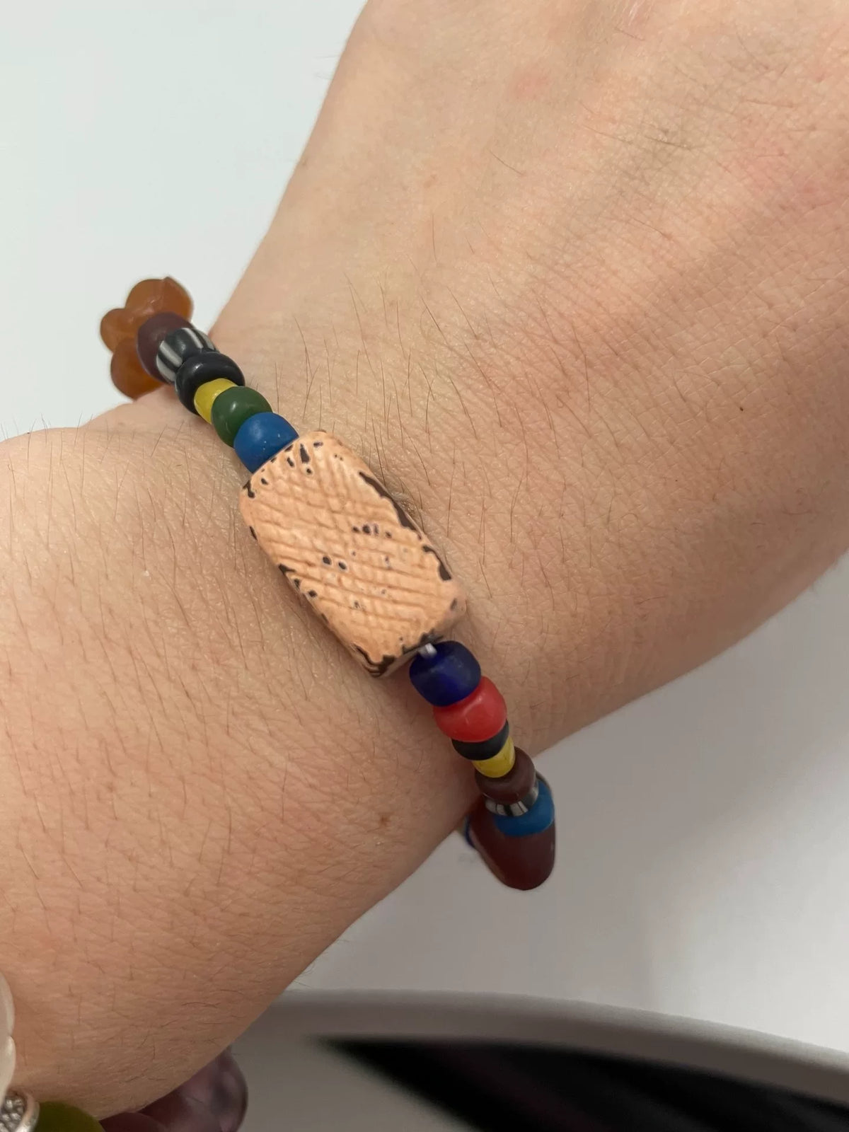 Pulsera de cuentas de vidrio y arcilla multicolor