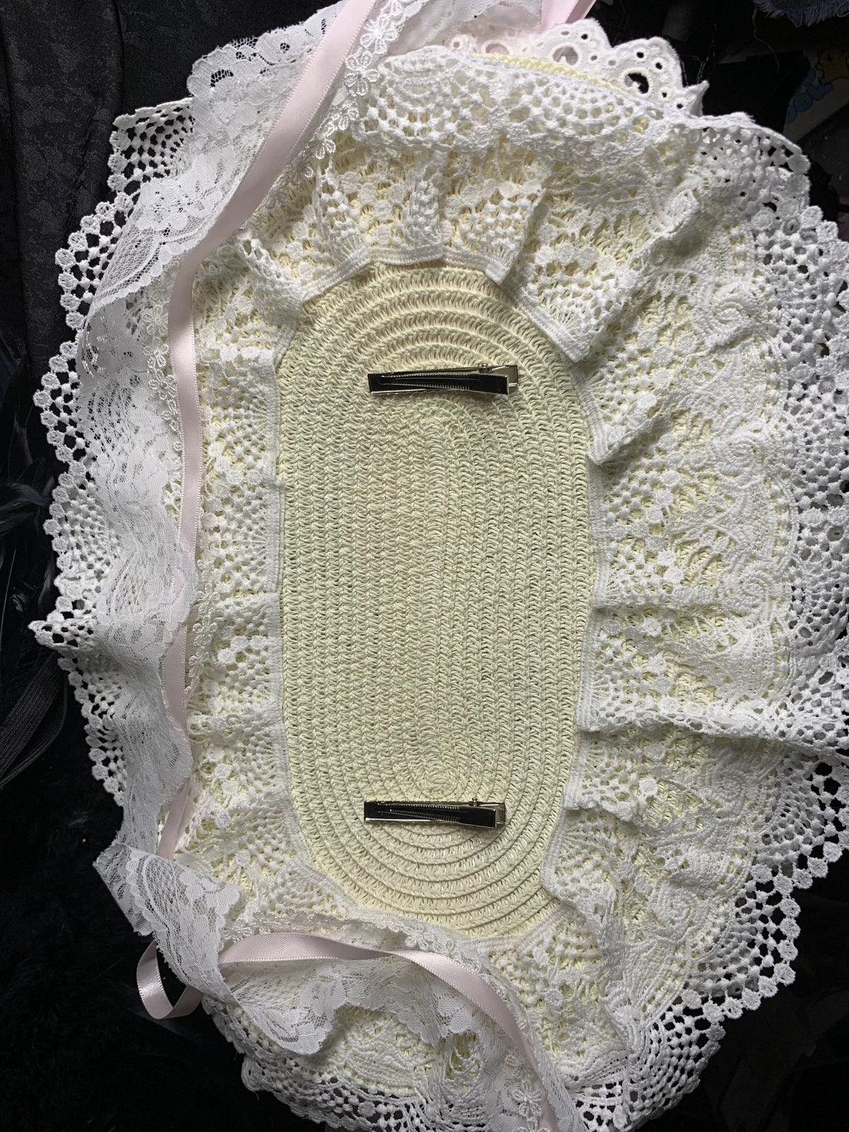 Touca de Cabeça em Cetim Rosa com Renda e Pérolas