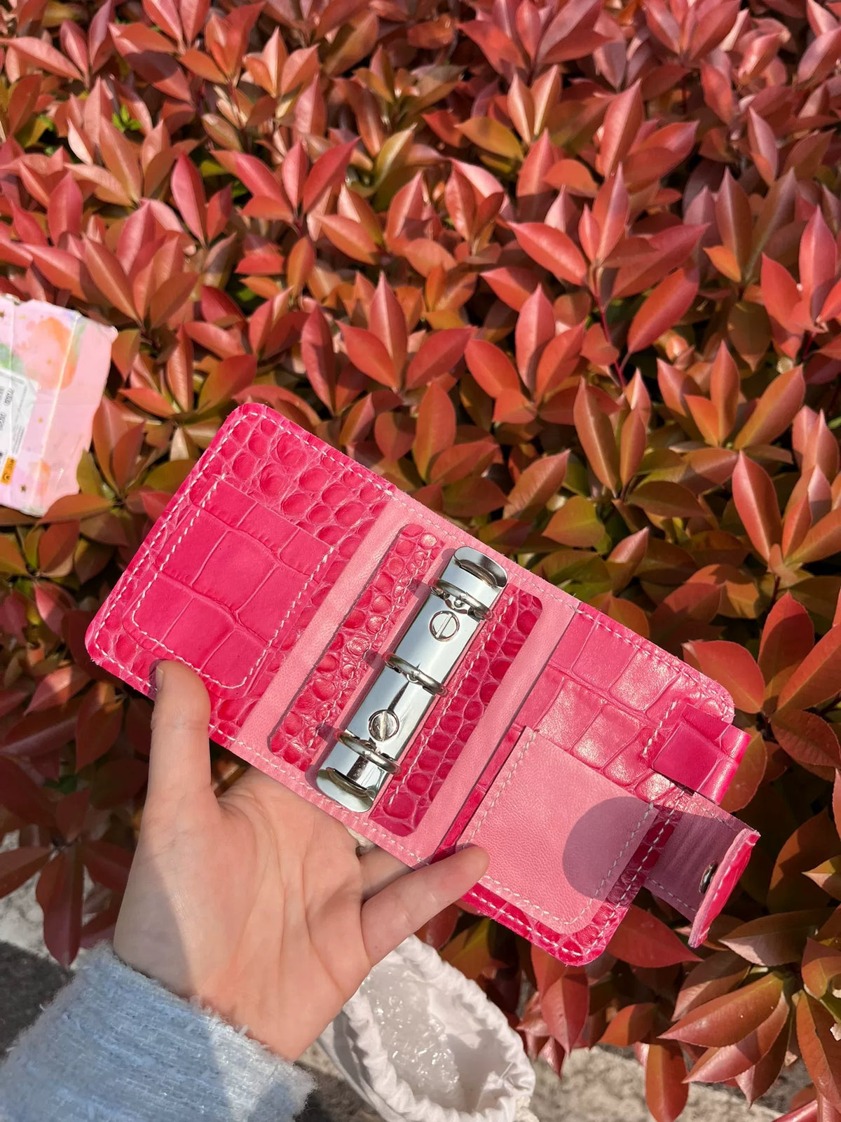 Capa de Agenda em Couro com Relevo Crocodilo Rosa Choque