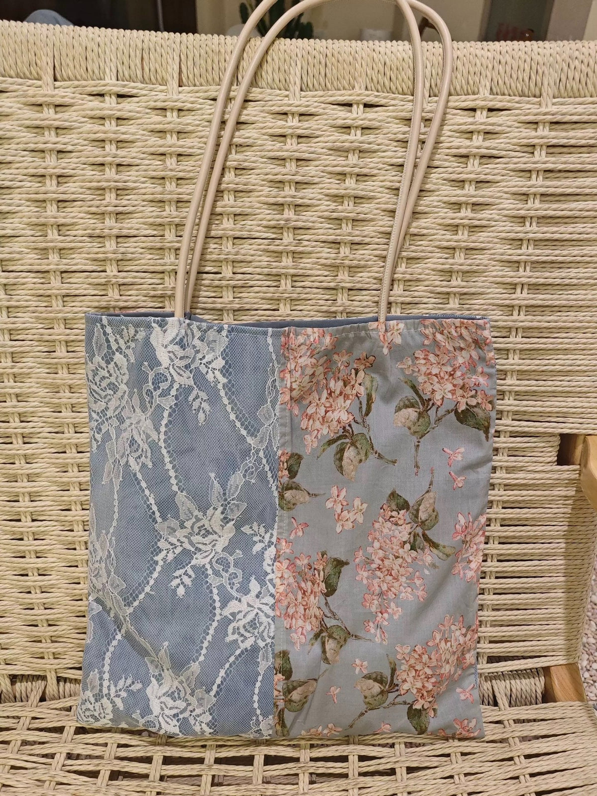 ブルーの花柄レーストートバッグ コットン レザーストラップ