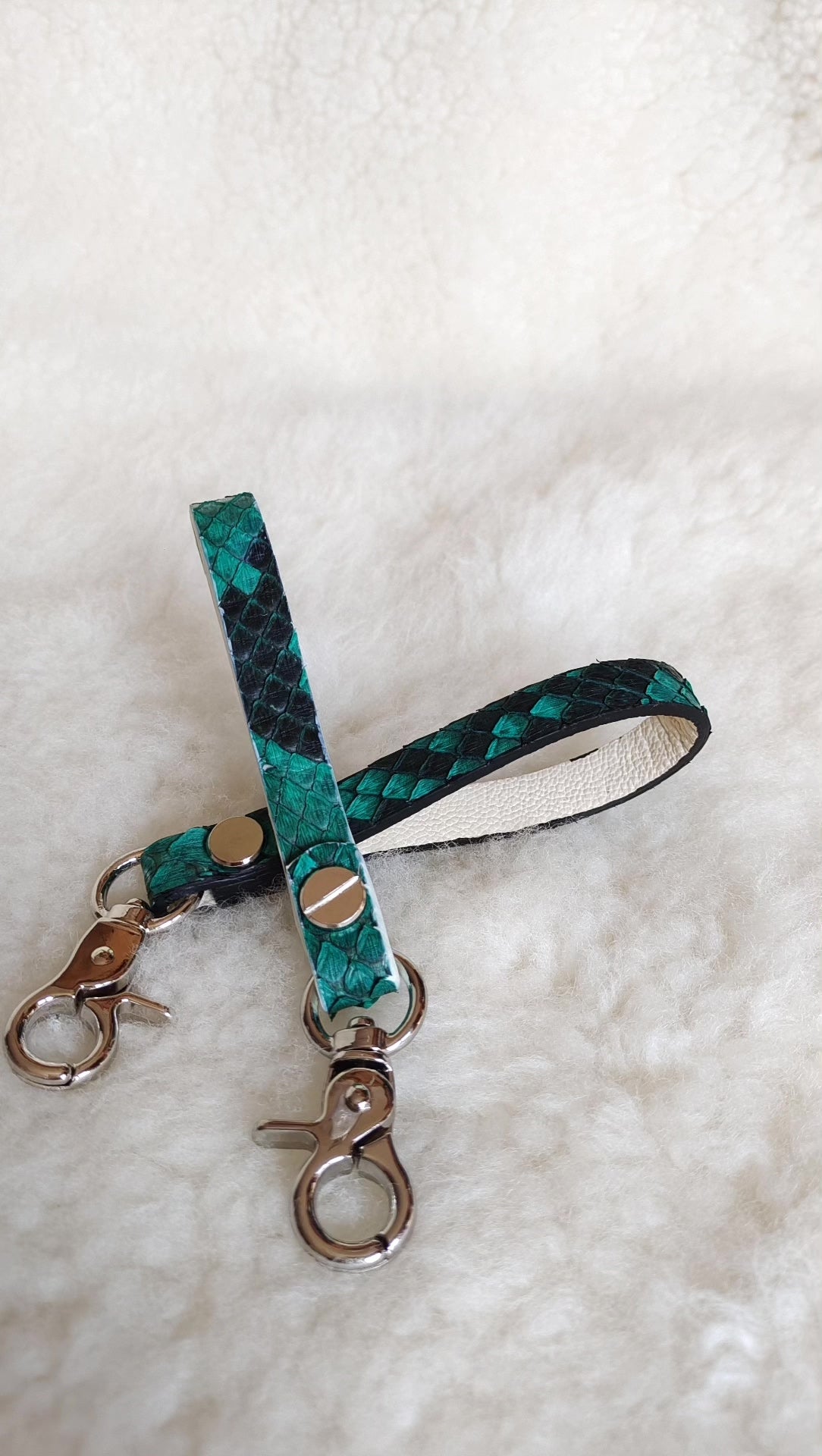 Porte-clés en cuir écailles de dragon vert
