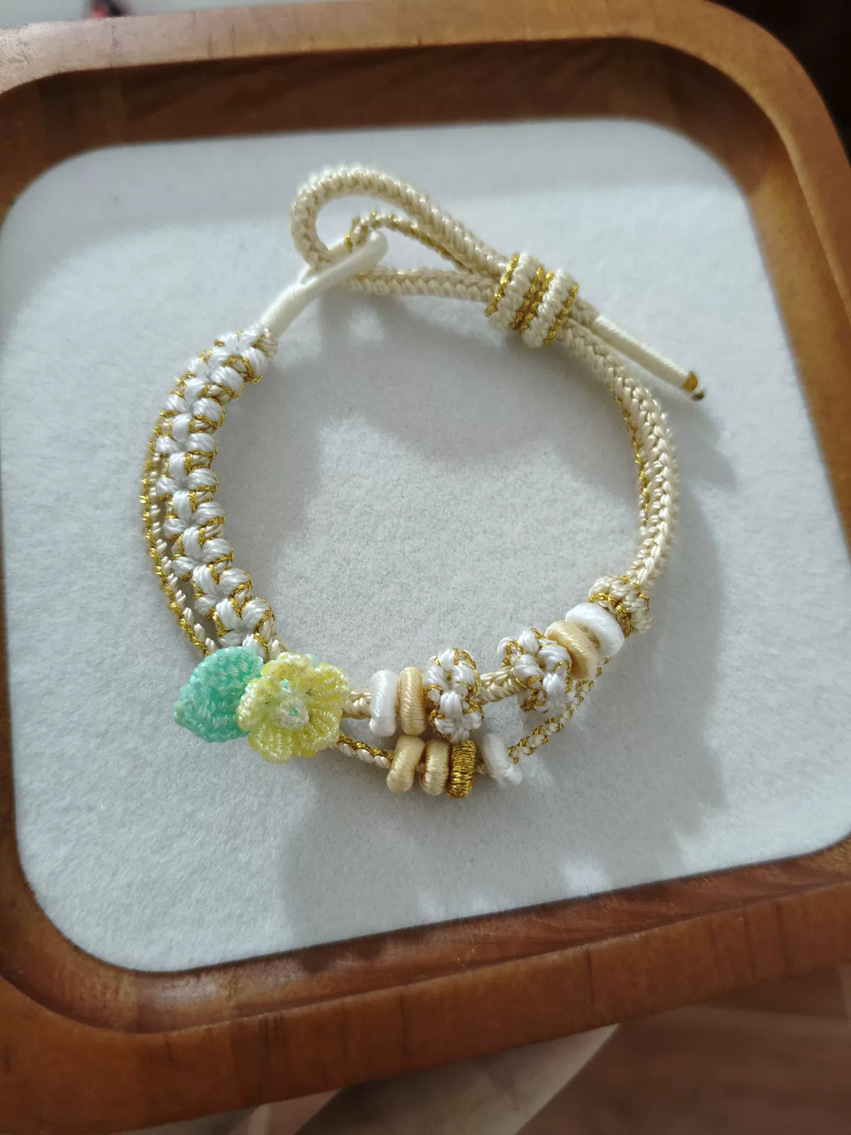 Bracelet tissé blanc et or avec charm fleur