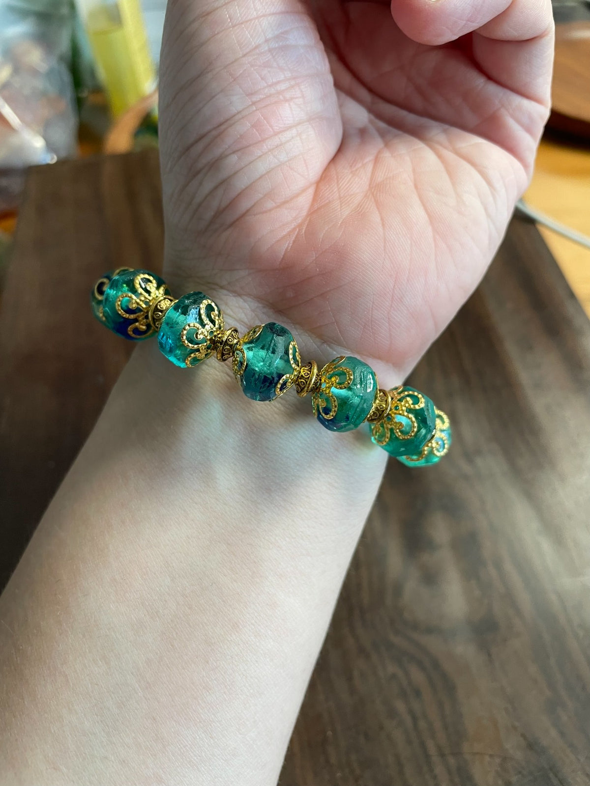 Groene glazen kralenarmband met blauwe wirlels