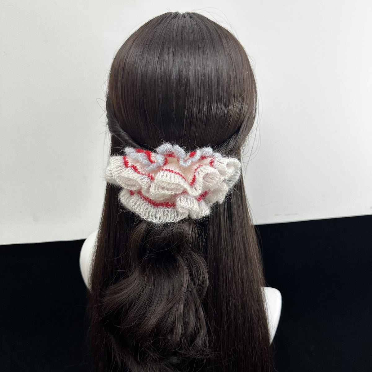 Handgehäkeltes gerüschtes Haargummi Off-White