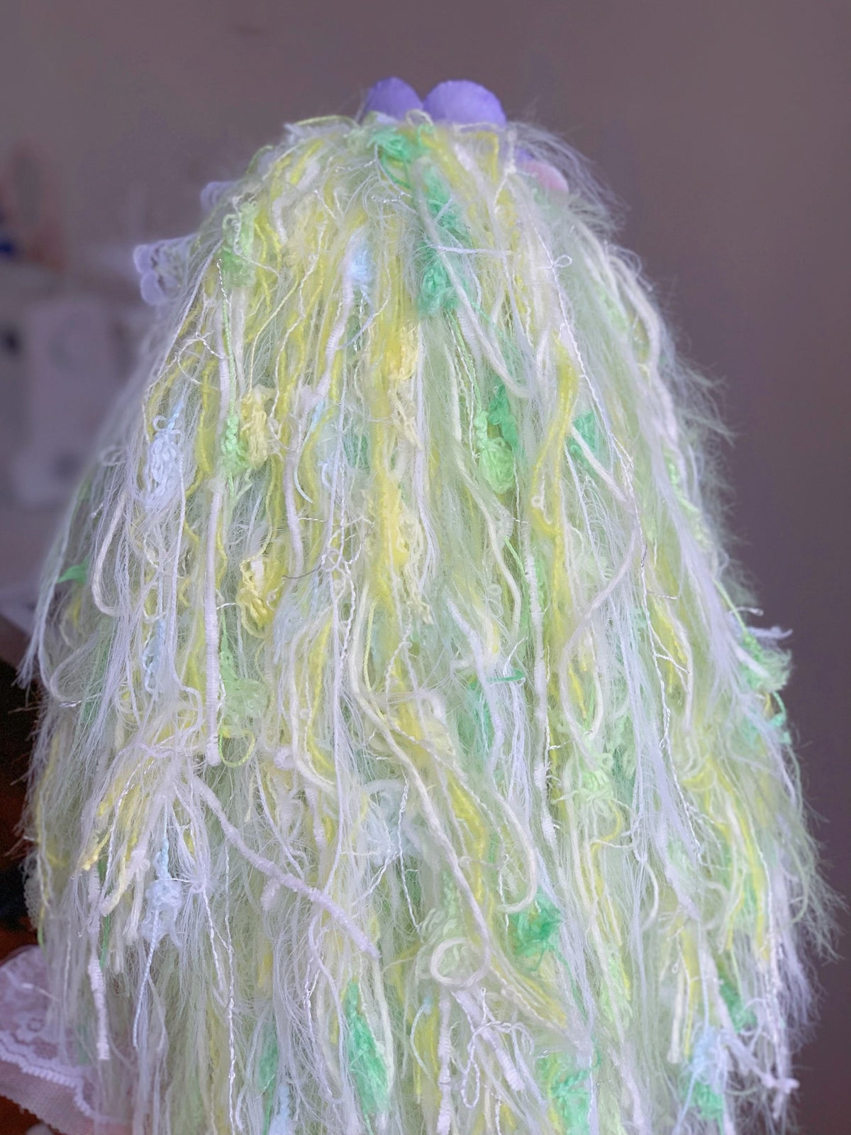 Muñeca de tela artesanal de fantasía con hilo pastel