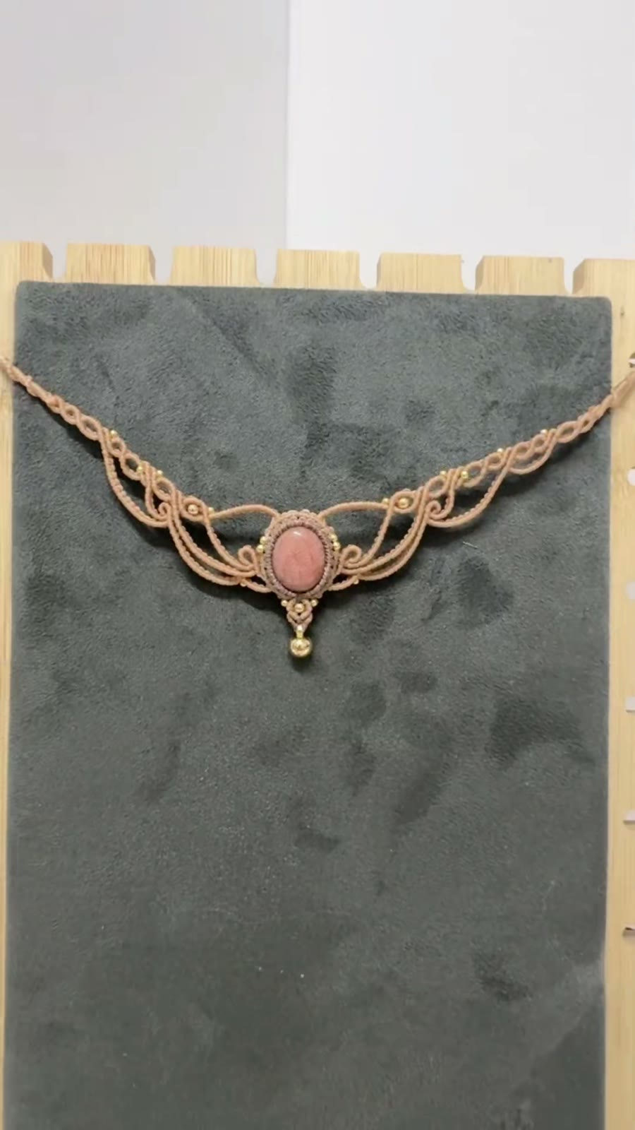 Collana in macramé intrecciata a mano con cabochon ovale