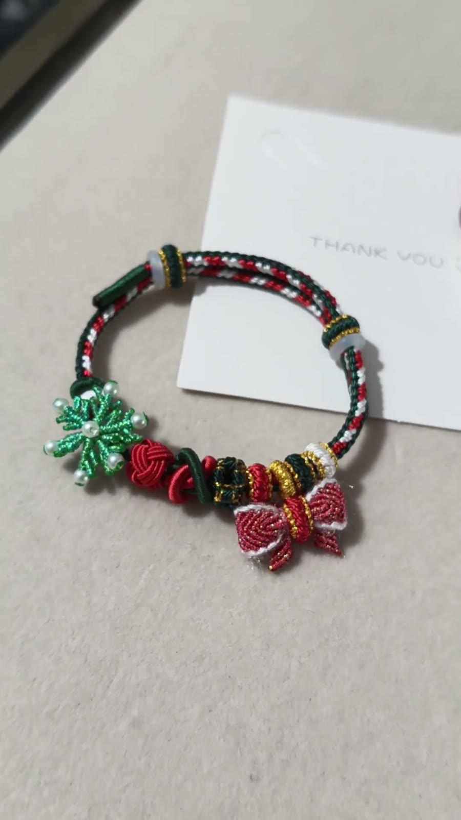 Bracelet de Noël tissé à la main flocon de neige et nœud rouge vert