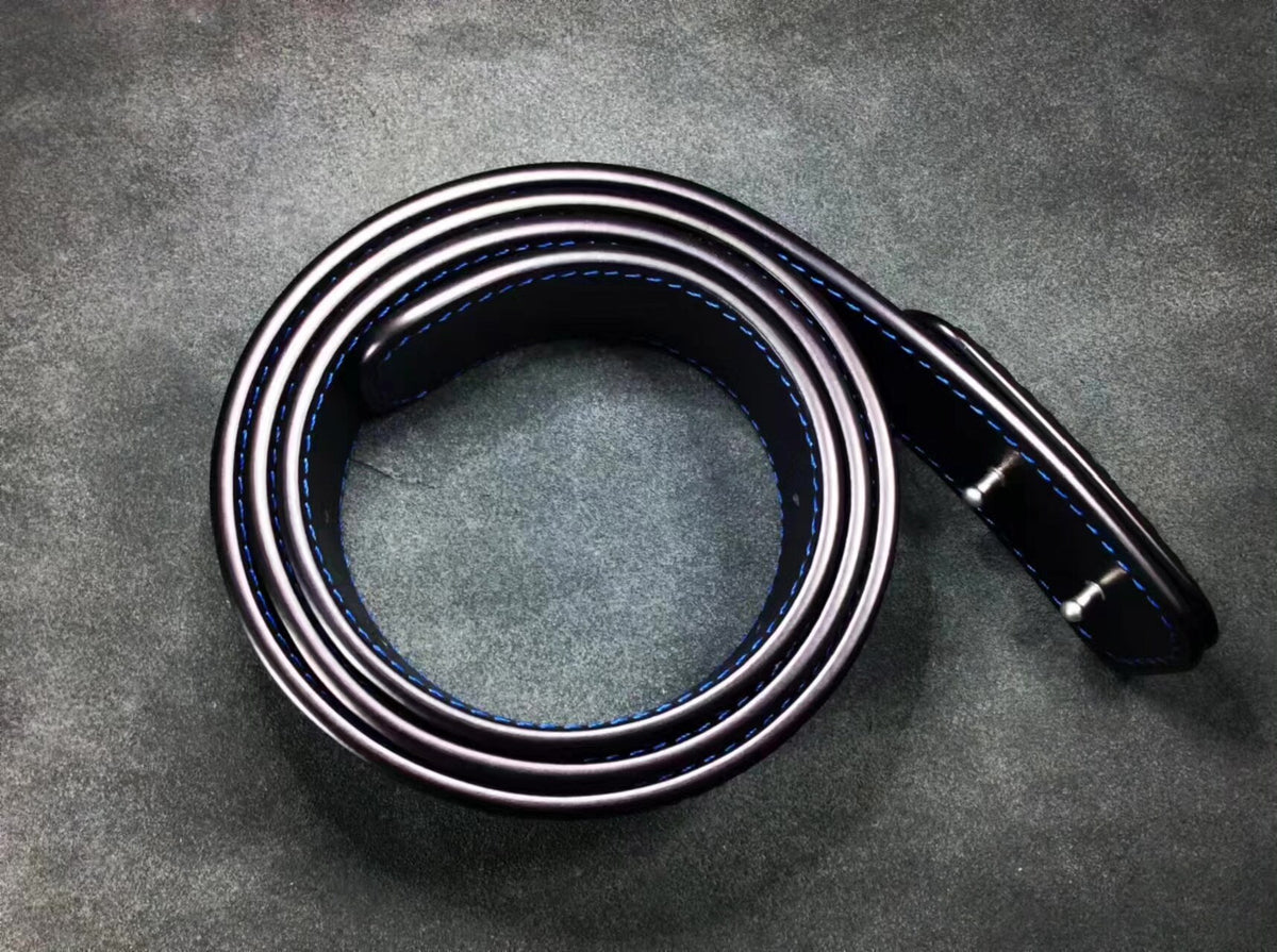 Handgemaakte leren herenriem met blauw stiksel