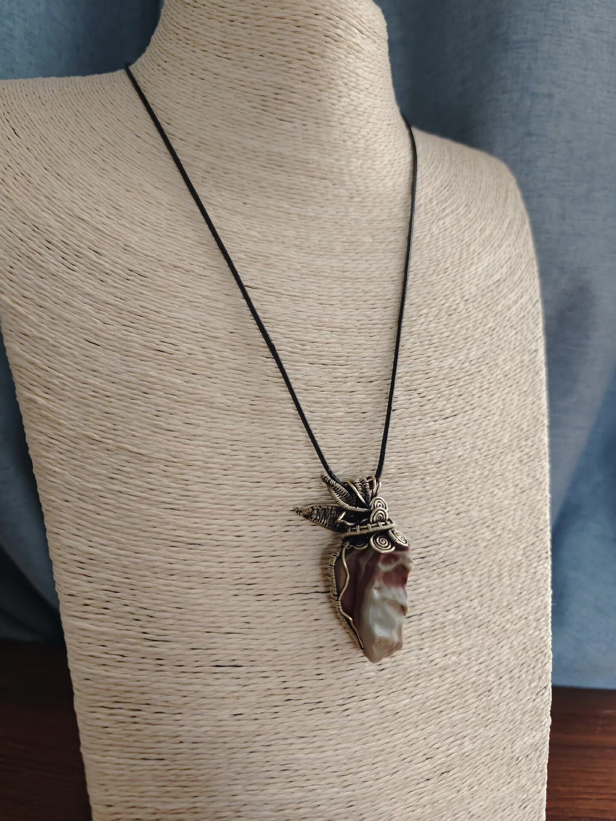 Collar con colgante de piedra Alxa envuelto en alambre de latón hecho a mano