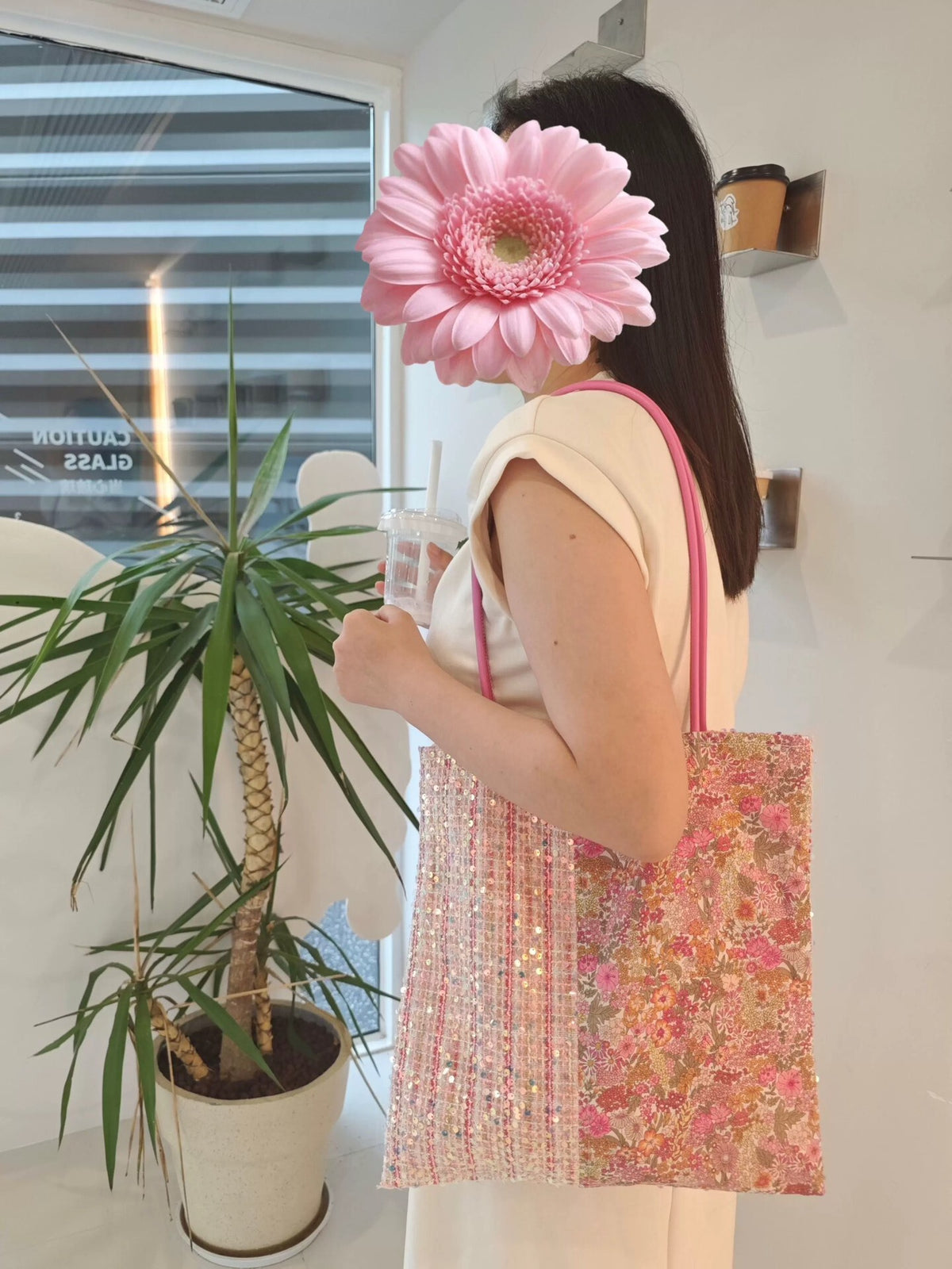 Bolso tote de patchwork floral con lentejuelas y correas de cuero
