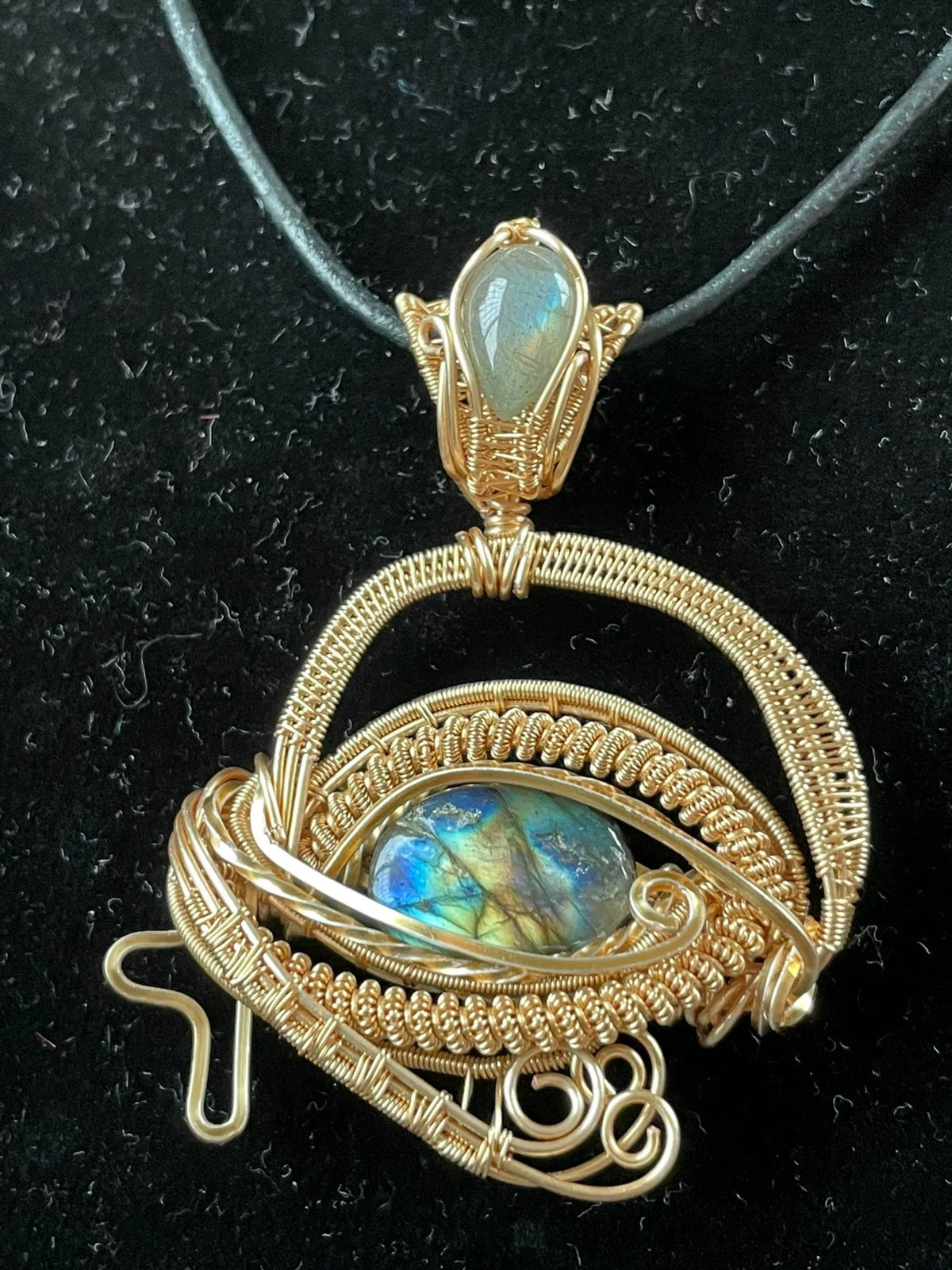 Pendentif Œil d'Horus en labradorite et fil torsad