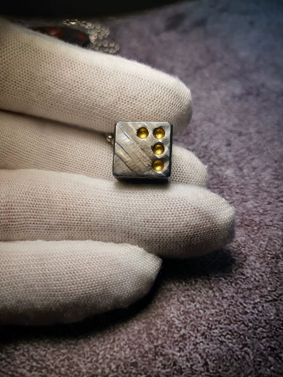 Collana con ciondolo a dado in titanio TC4 numeri dorati