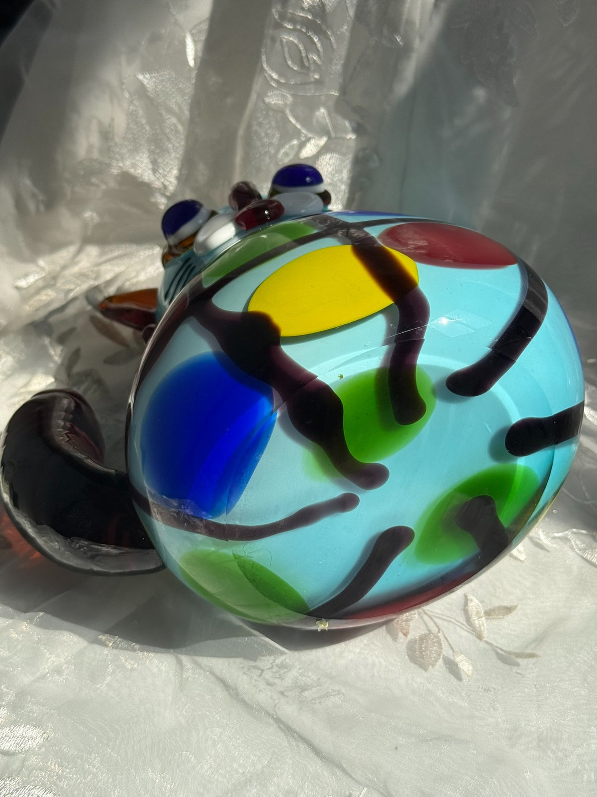 Vase chat en verre bleu ciel avec motifs style vitrail