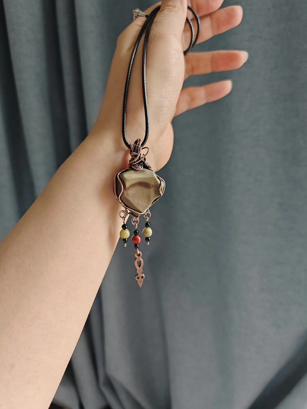 Halsband med färggad Alashan-jade och trådlinjning