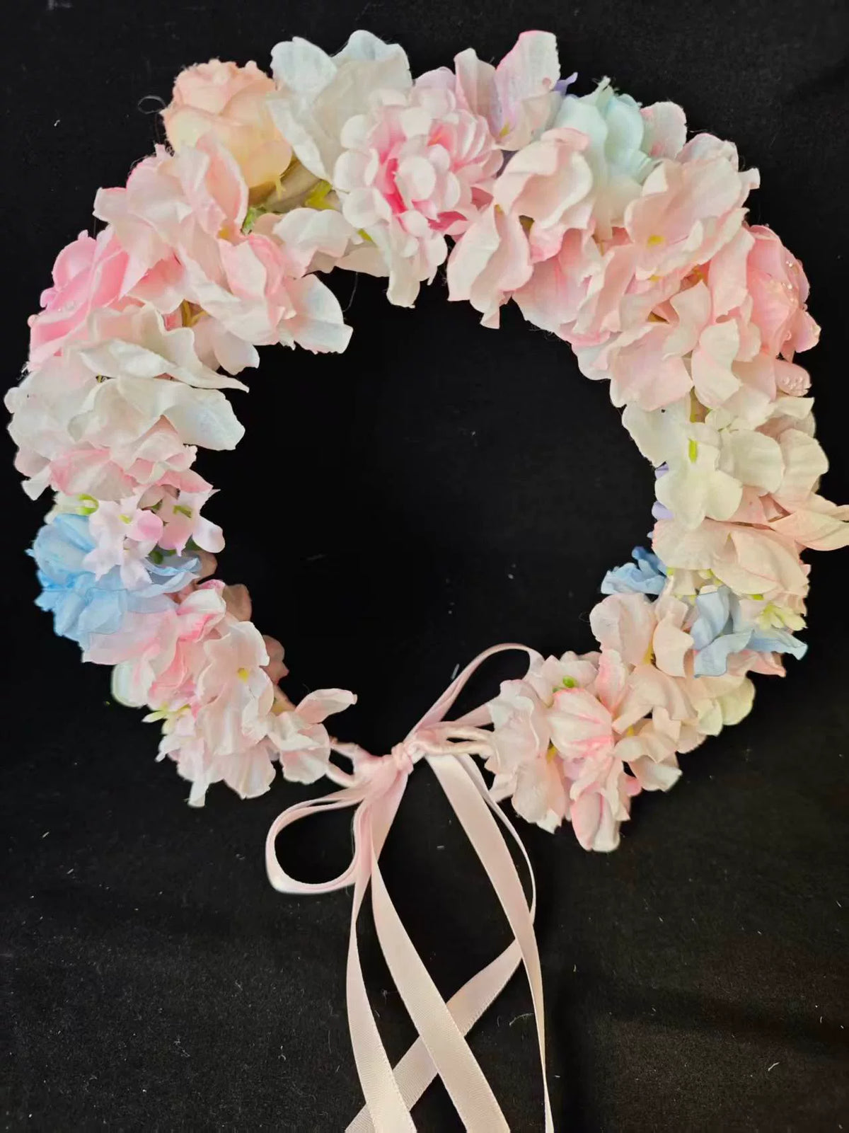 Handgjort blomsterkranspannband rosa blå vit