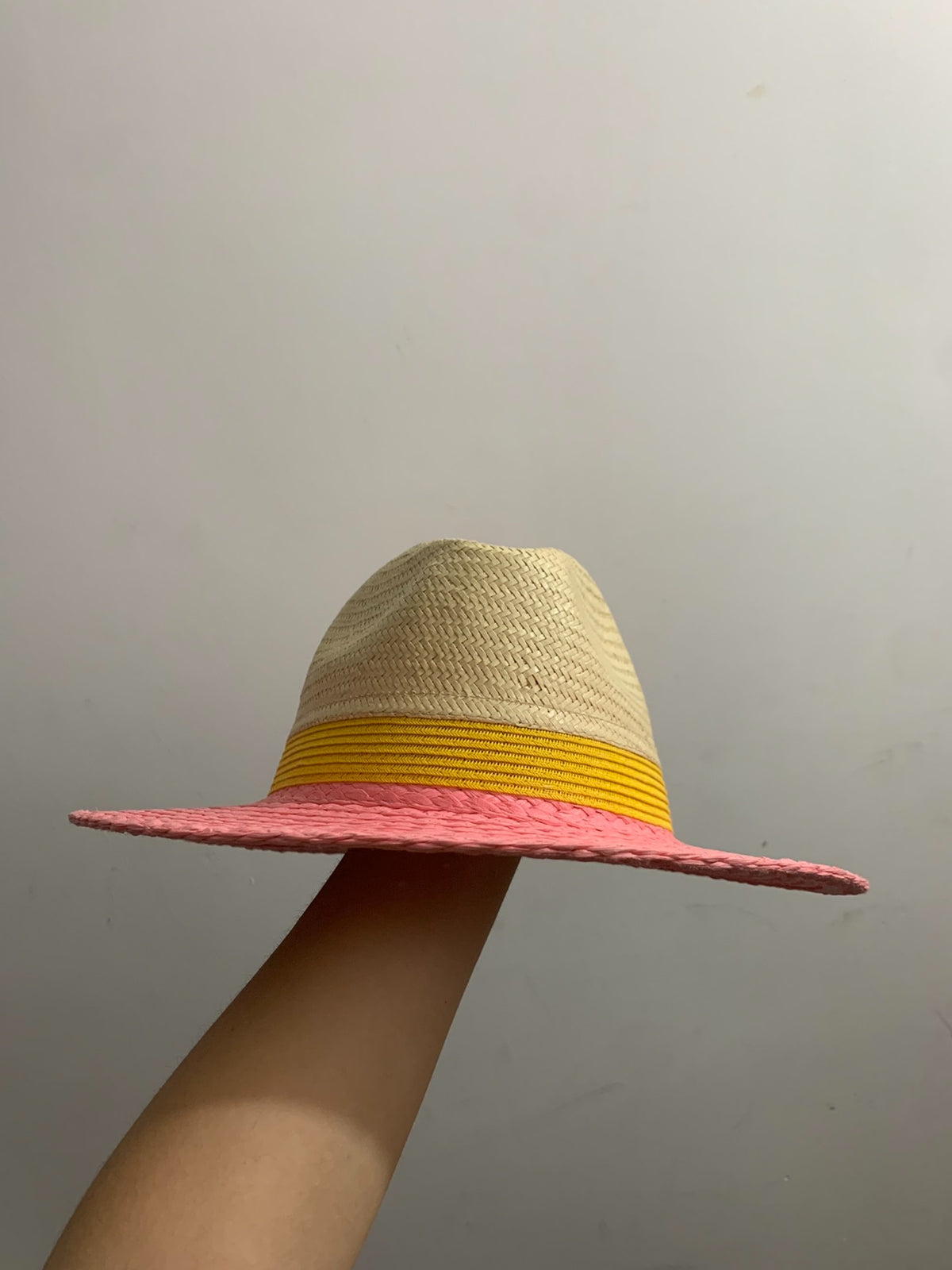Cappello fedora in paglia intrecciata con tesa rosa