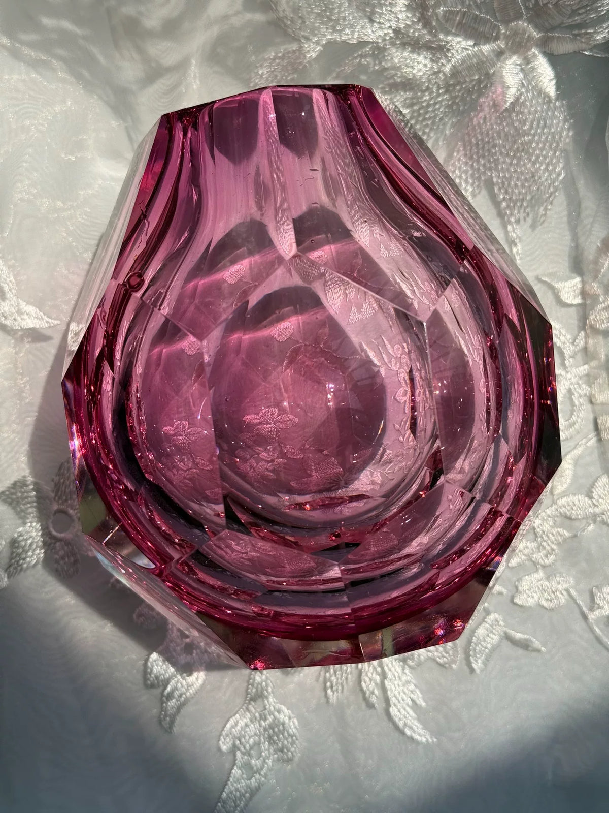 Vintage Kristallglasvase mit Diamantschliff in Rubin-Pink