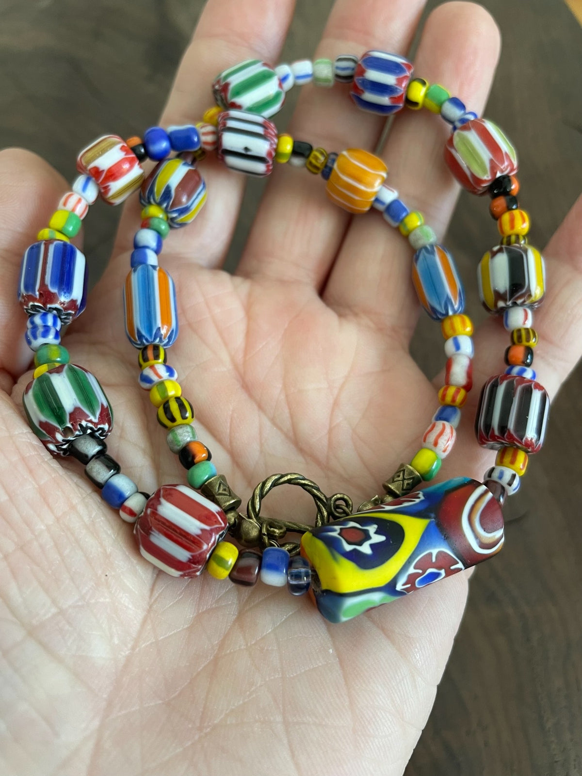 Collier en perles de verre millefiori, pendentif tonneau 45 cm