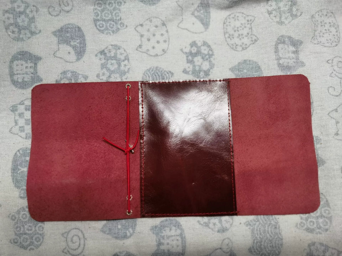 Funda para libreta de viajes tamaño pasaporte en cuero encerado vino intenso
