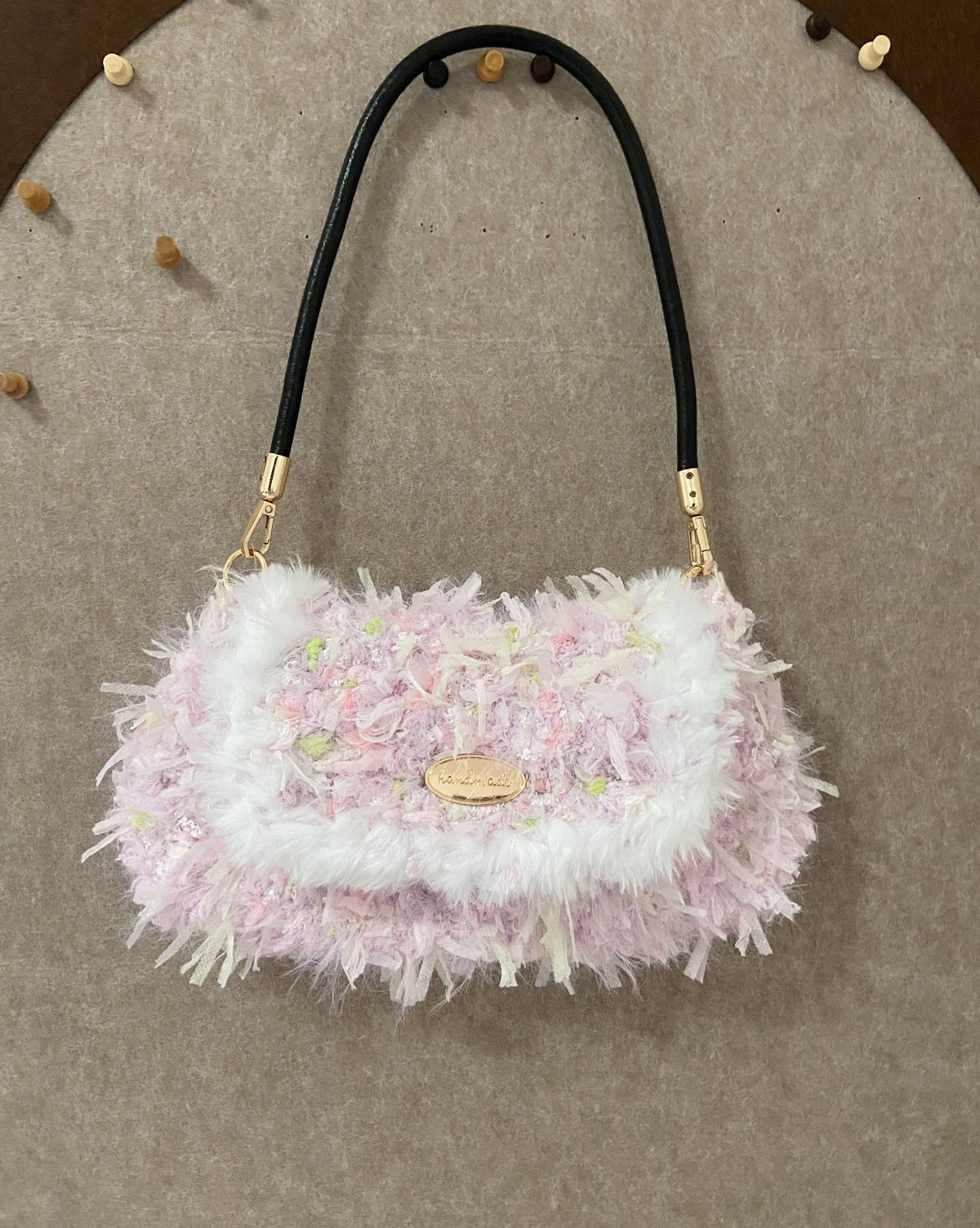 ピンクのふわふわバゲットバッグ ブラックハンドル付き