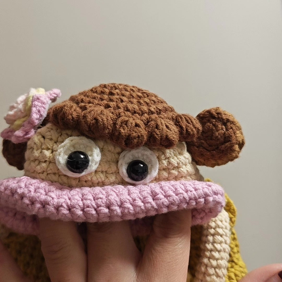 Bolso para móvil de ganchillo artesanal con forma de muñeca y boca rosa