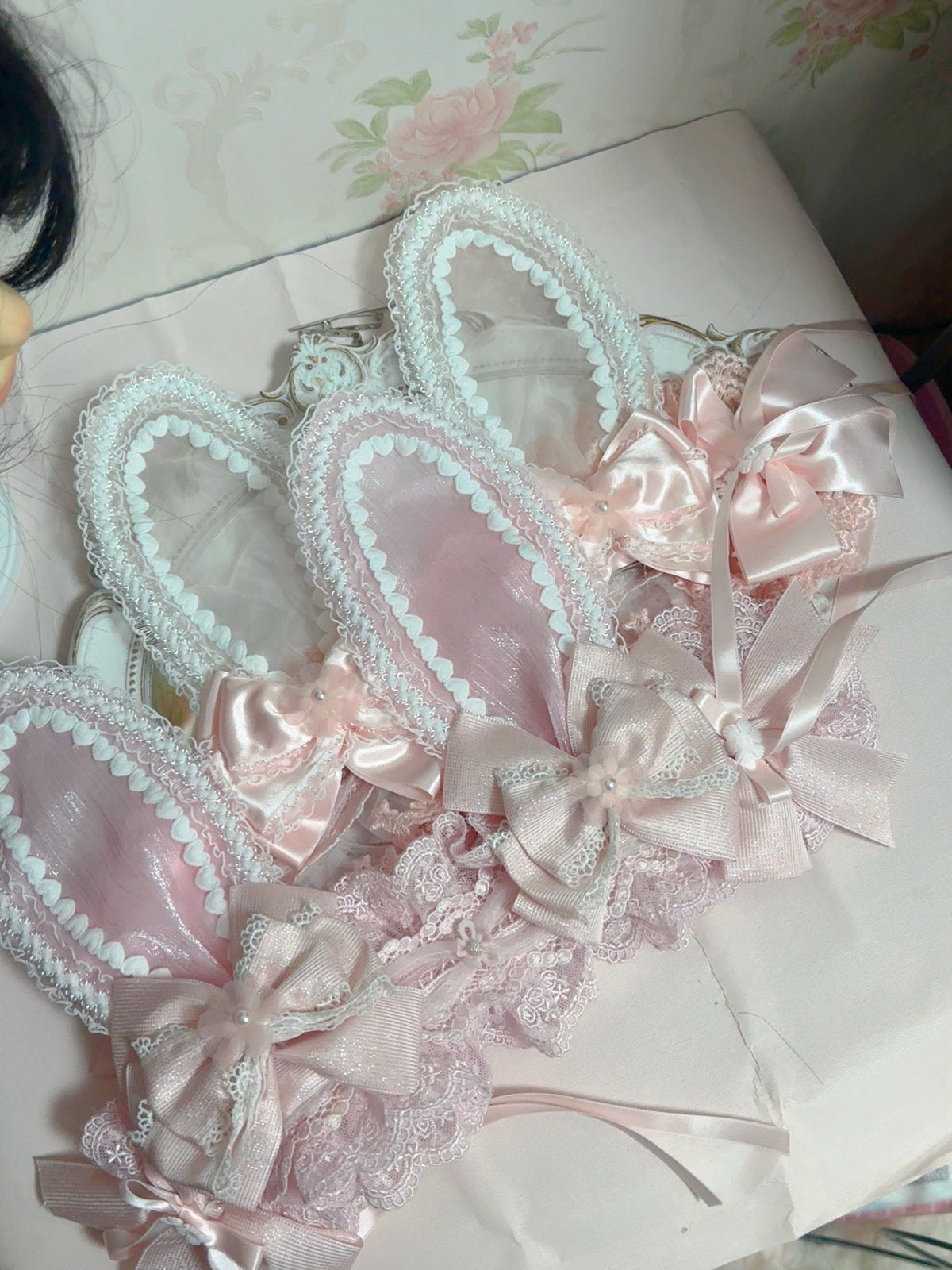 Conjunto de Arco de Renda Rosa com Volantes e Orelhas de Coelho