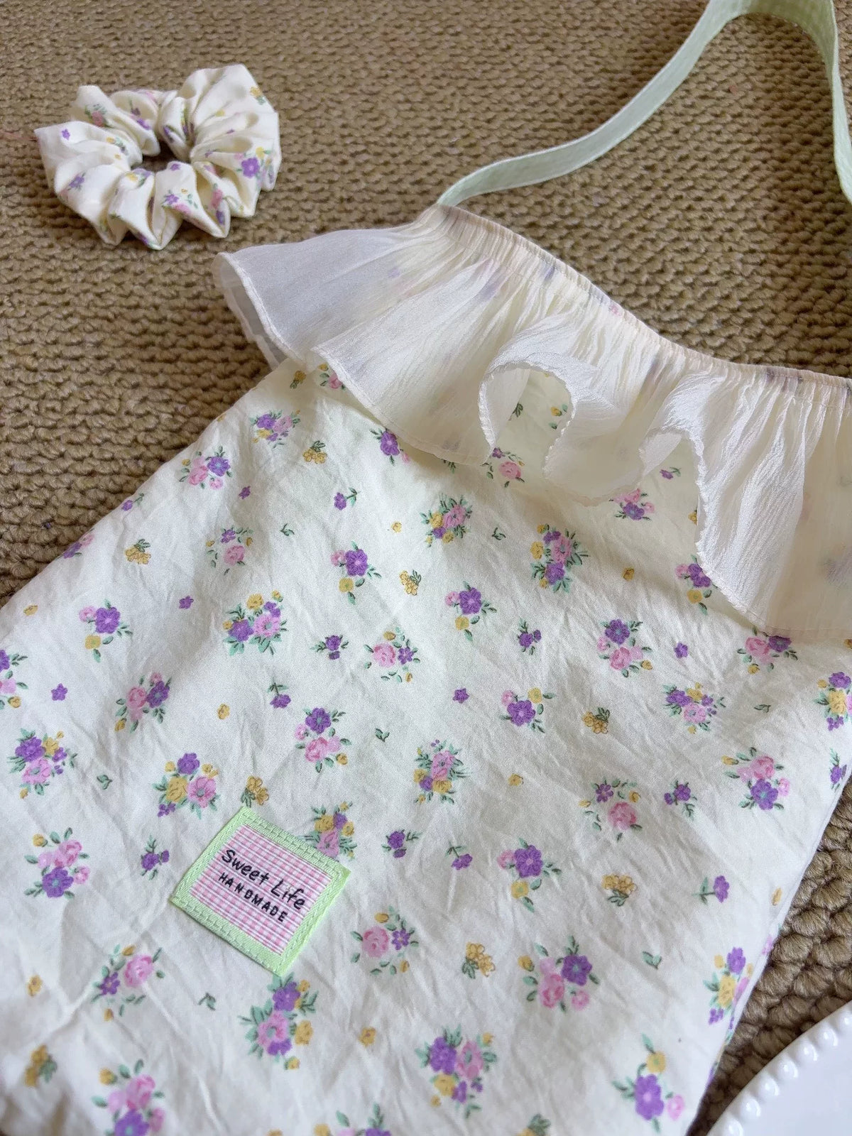 Blumige Baumwololltasche mit Organzafrüsche