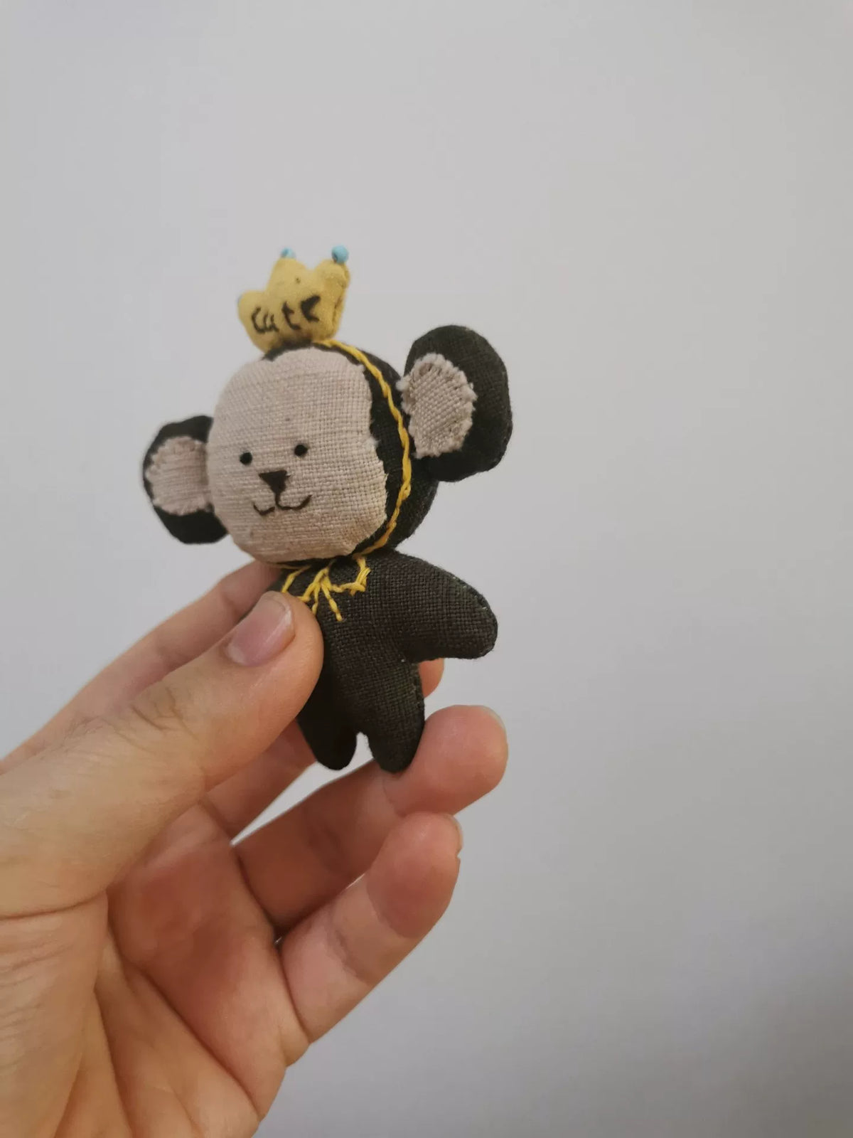 Broche de mono hecho a mano en tela de algodón tejida