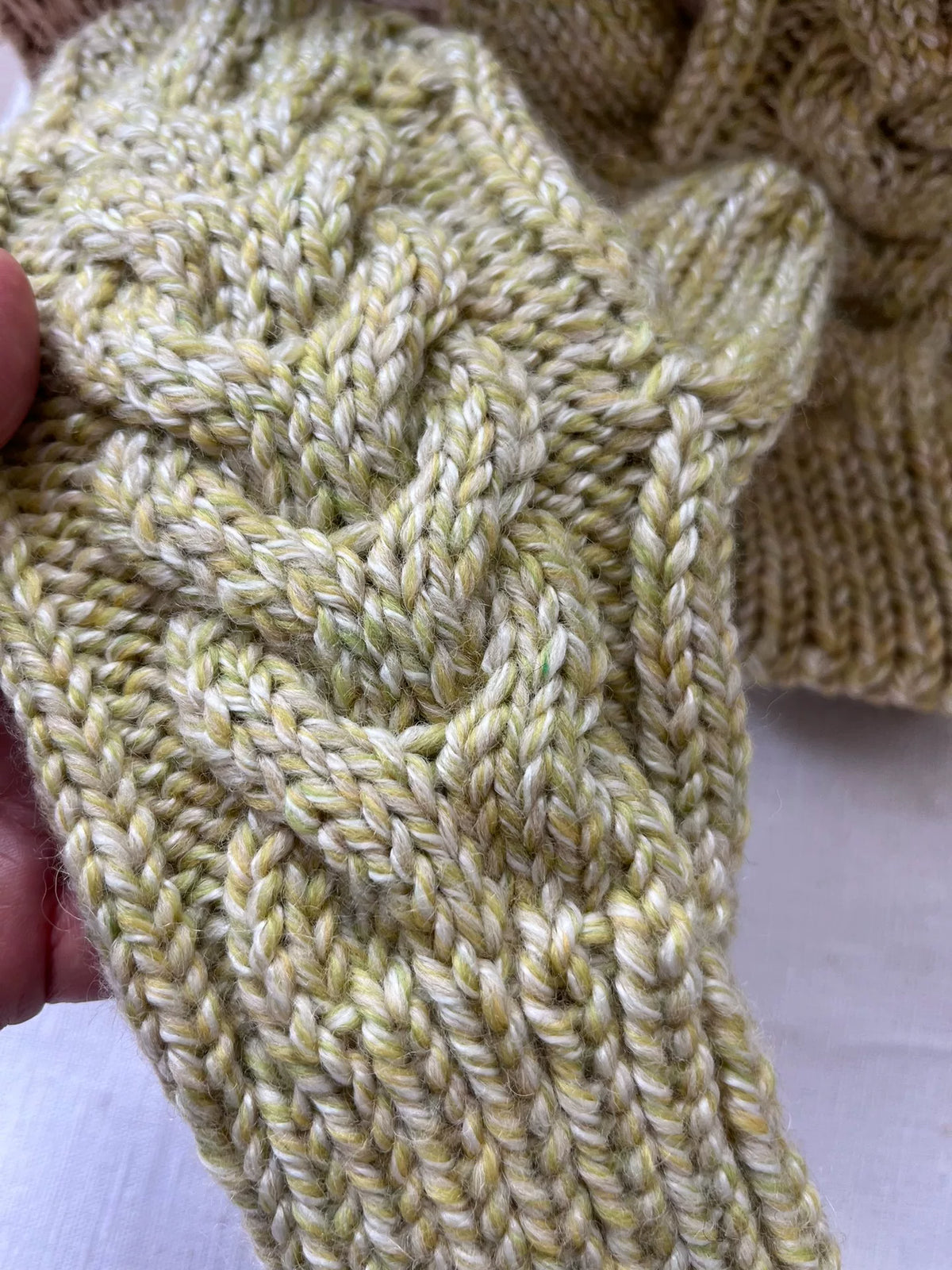 Handgestrickte Zopf-Handschuhe aus reiner Wolle