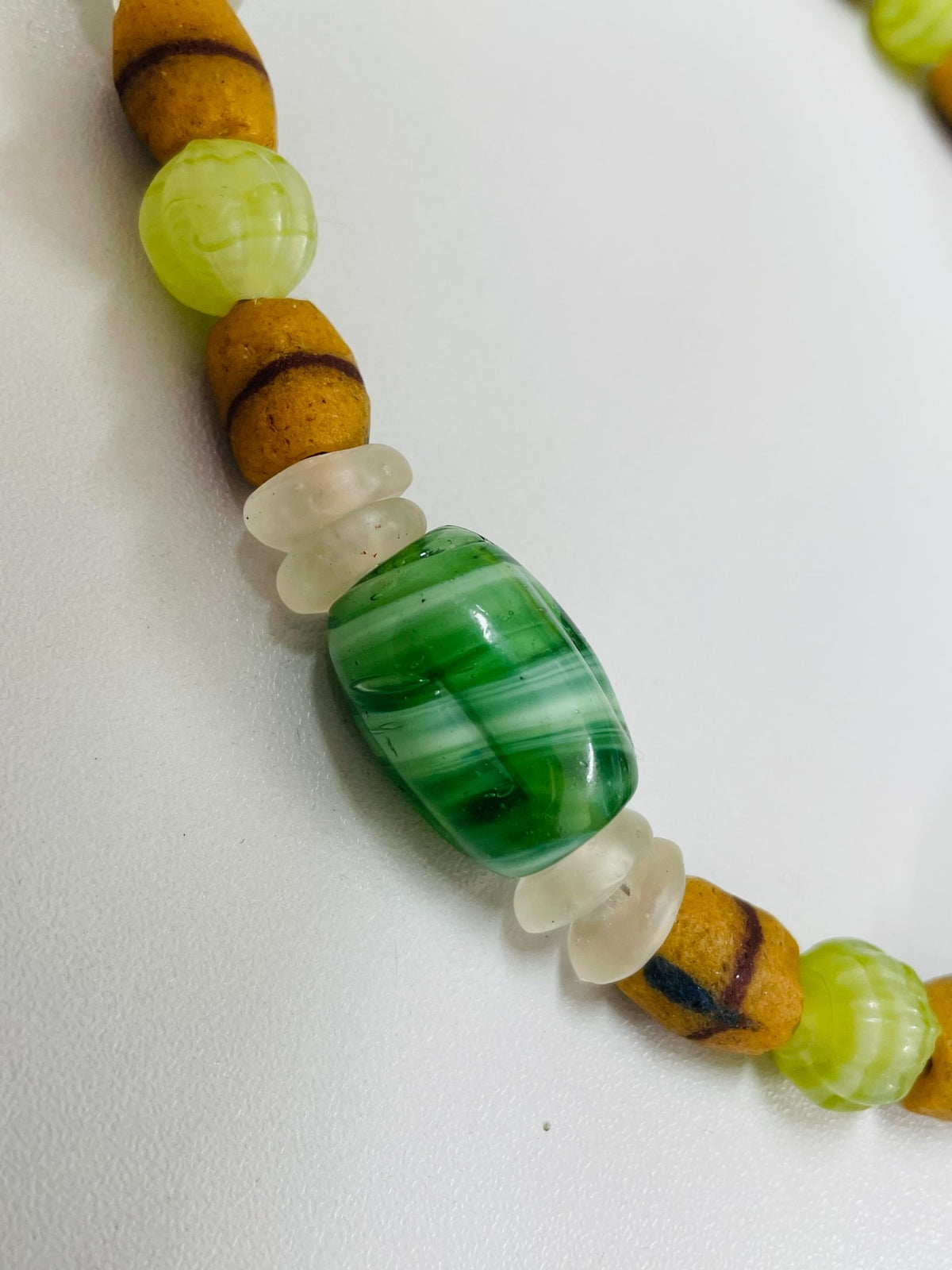 Collar de cuentas de vidrio verde esmeralda