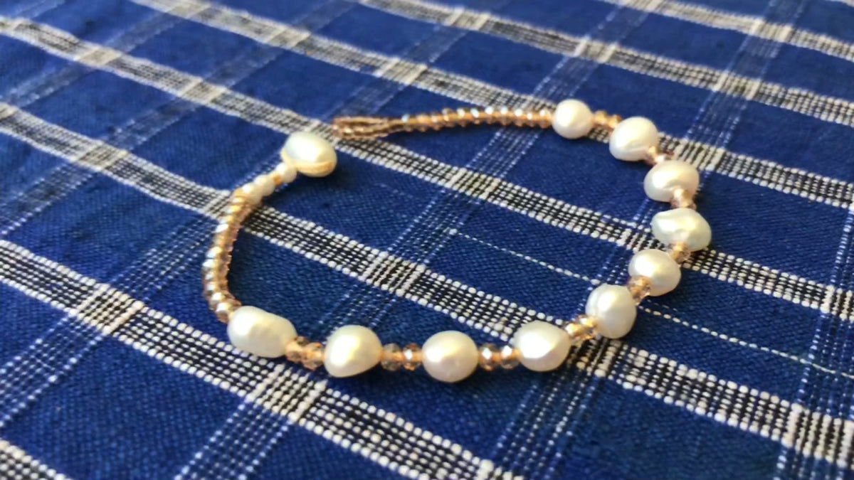 Pulsera de perlas barrocas hecha a mano con cuentas doradas