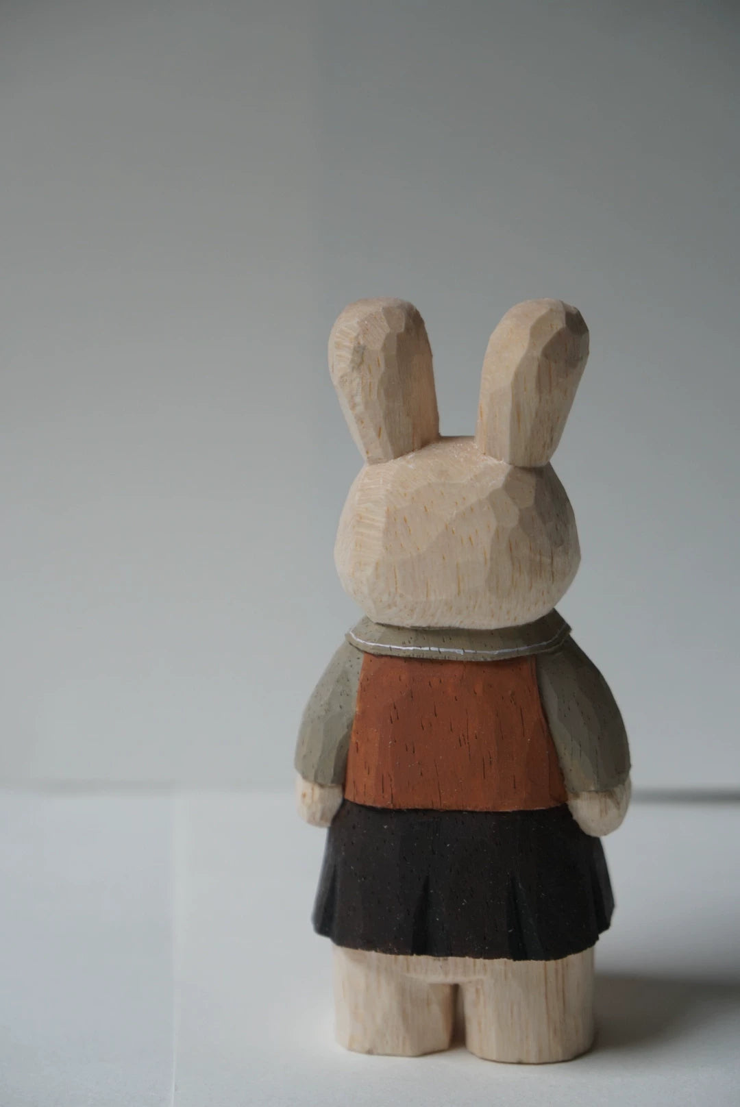 Figura de Coelho em Madeira Esculpida com Traje Escolar