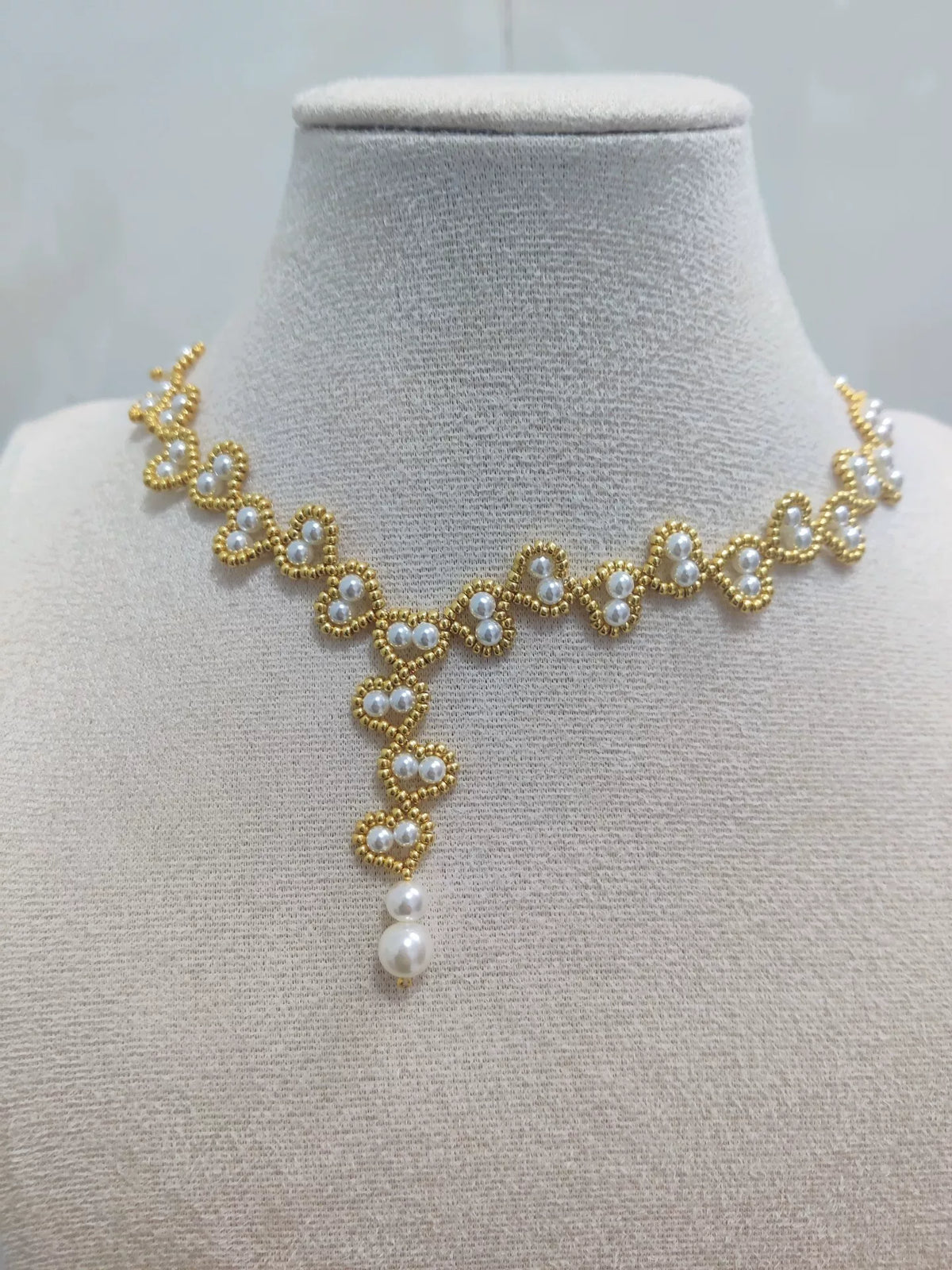 Collar de corazón con cuentas doradas y perlas hecho a mano