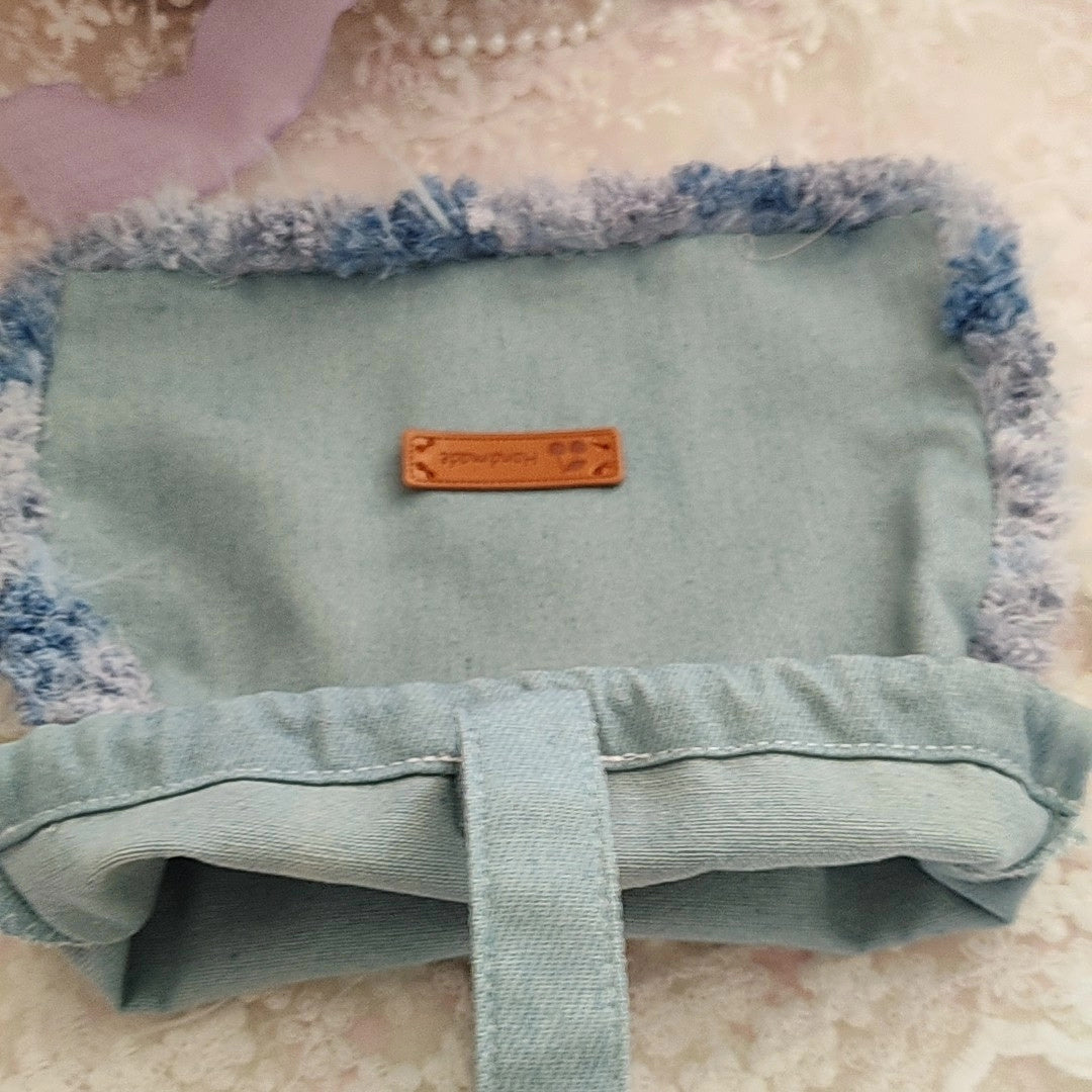 Blauw denim trektasje met gehaakte rand