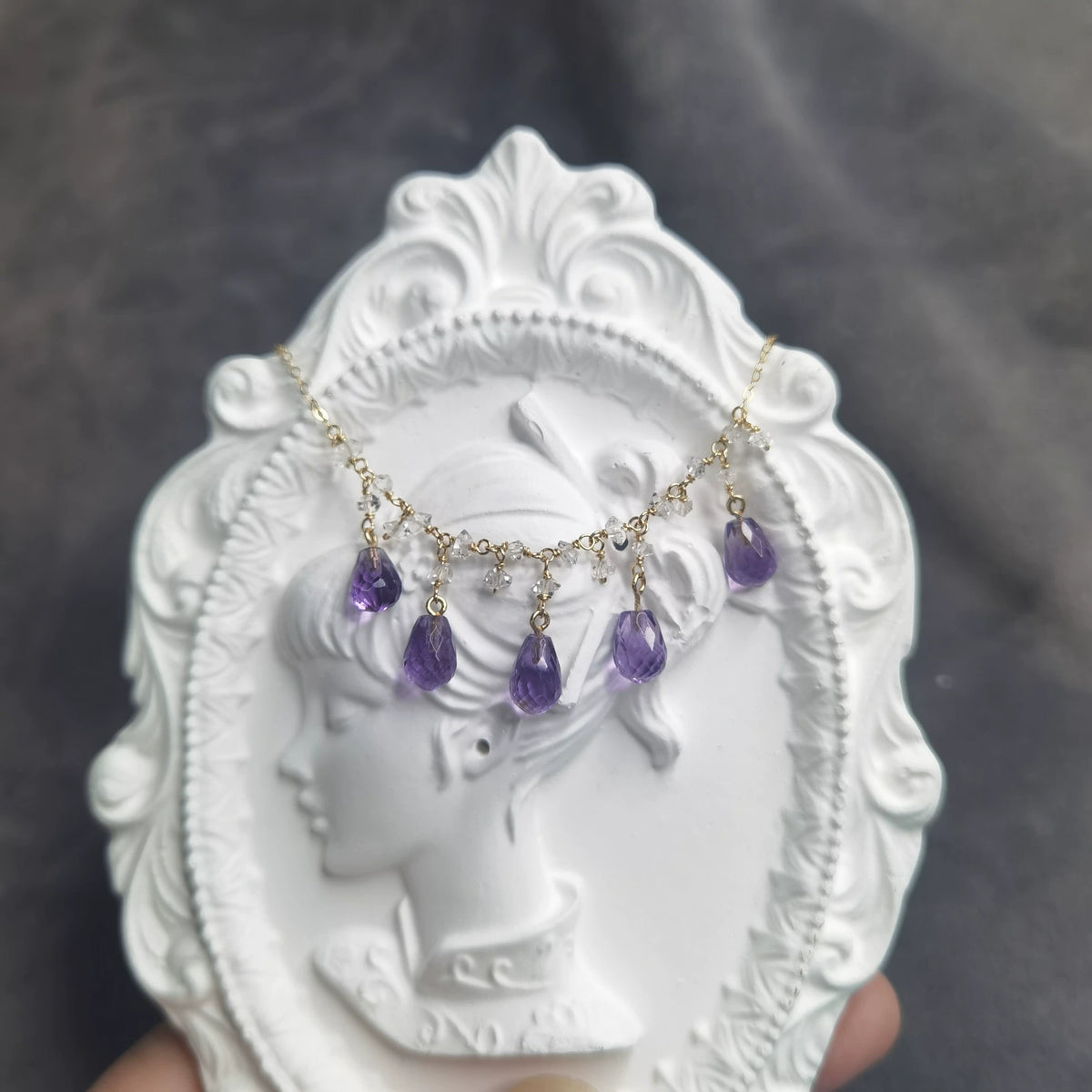 Halsband med ametist-ardroppar och Herkimer diamond
