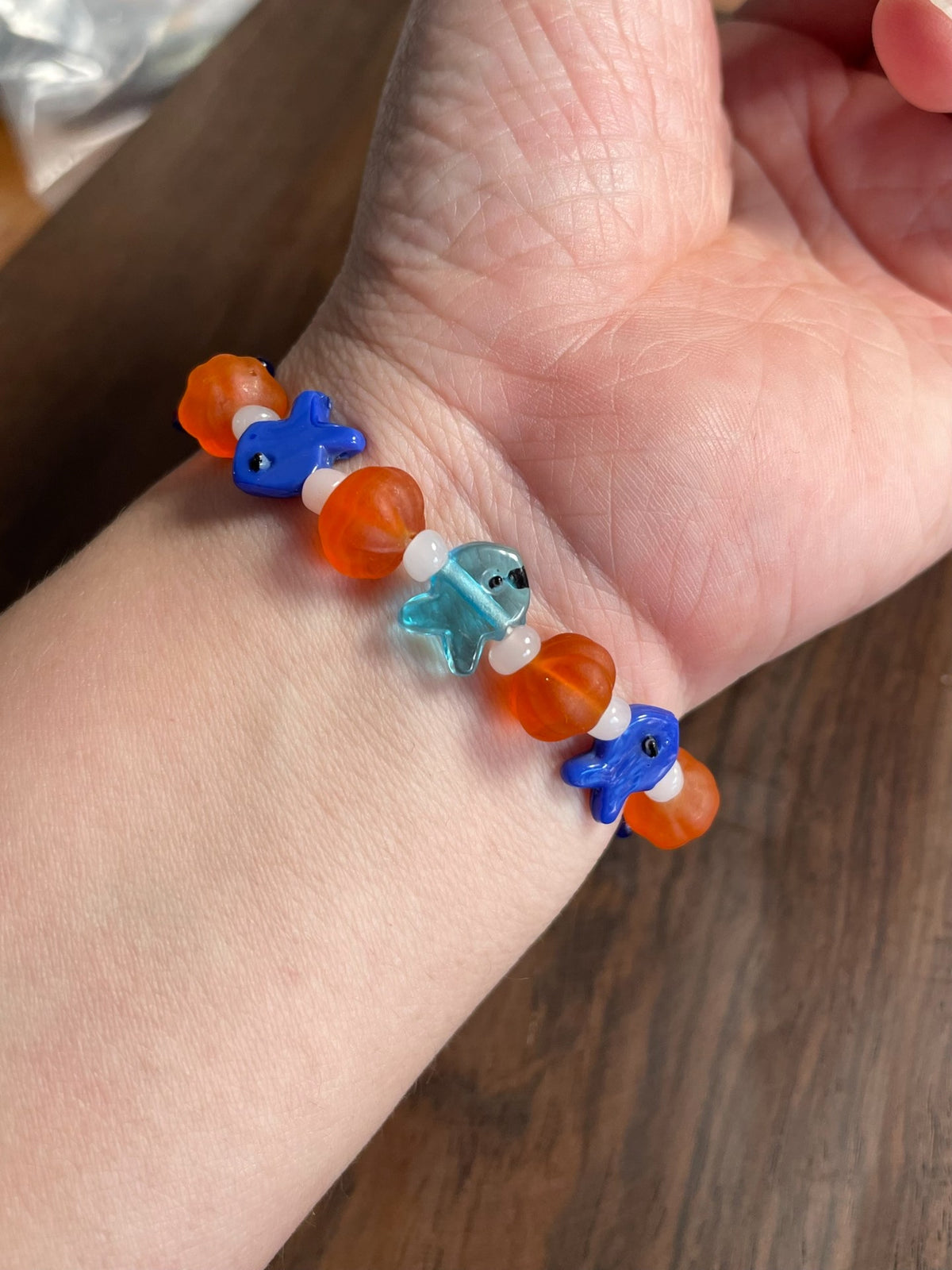 Blauw glazen visarmband